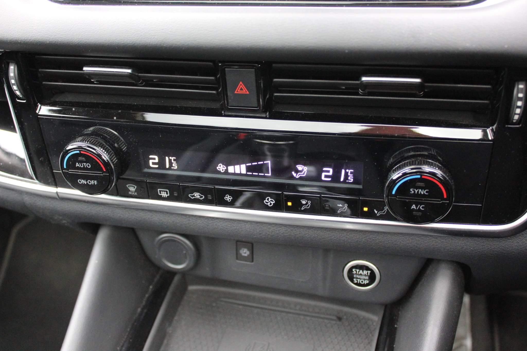 Nissan Qashqai 1.3 DIG-T MHEV Premiere Edition SUV 5dr Petrol Hybrid Manual Euro 6 (s/s) (140 ps) (MH21JXC) image 17