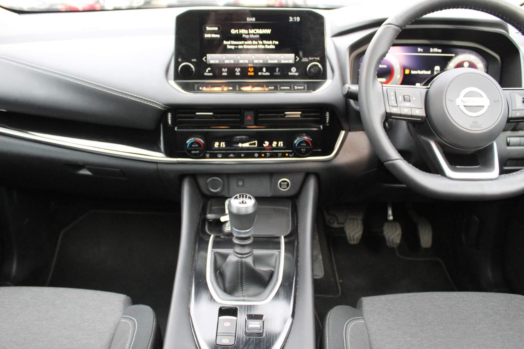 Nissan Qashqai 1.3 DIG-T MHEV Premiere Edition SUV 5dr Petrol Hybrid Manual Euro 6 (s/s) (140 ps) (MH21JXC) image 18