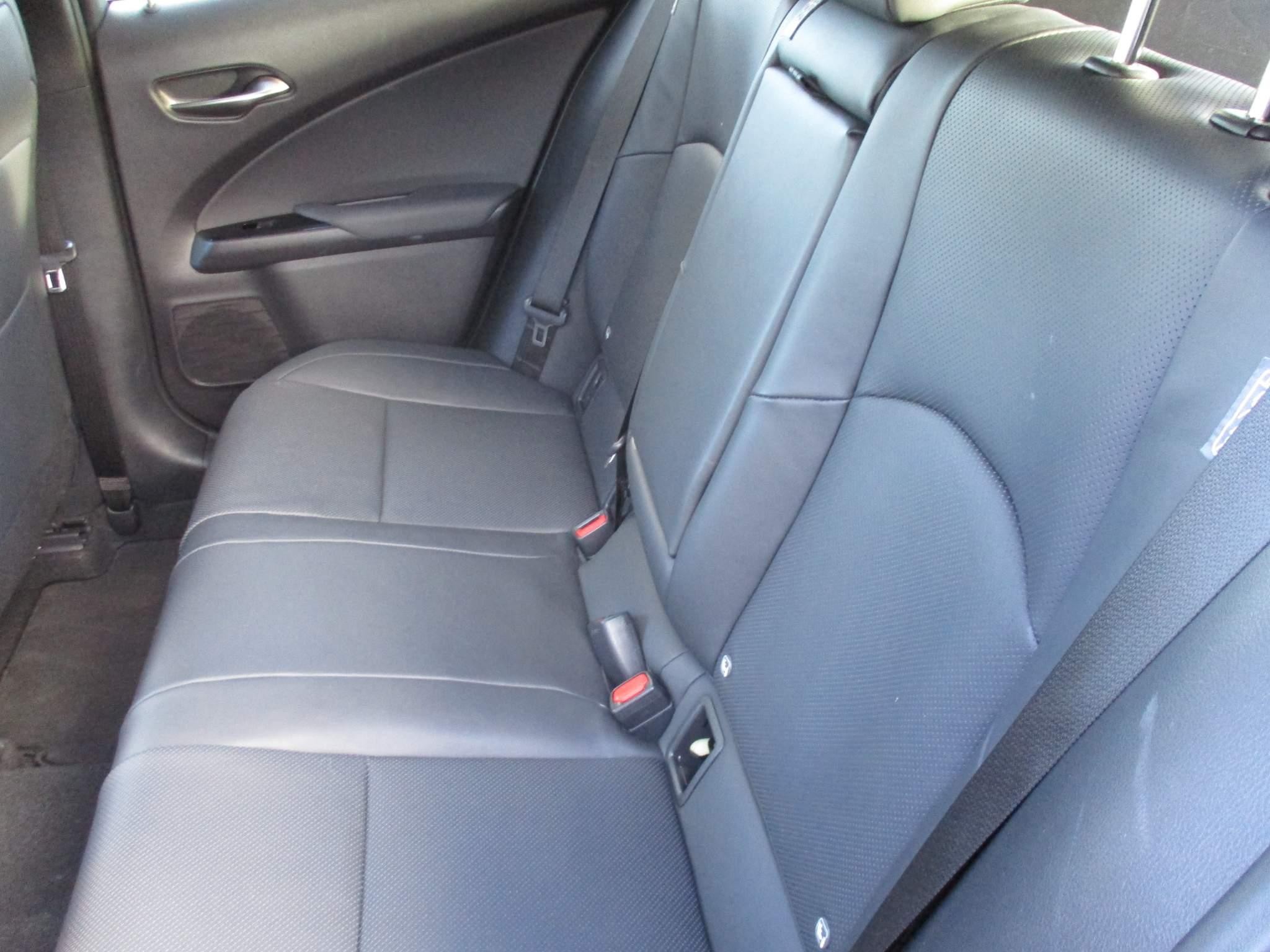 Lexus UX 2.0 250h F Sport (Premium Plus) E-CVT E-FOUR Euro 6 (s/s) 5dr (Sunroof) (NU73HKT) image 17