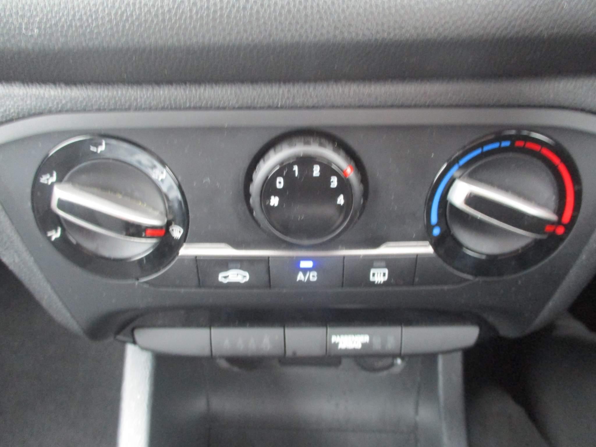 Hyundai i20 1.2 Play Hatchback 5dr Petrol Manual Euro 6 (s/s) (84 ps) (EY70WCG) image 14