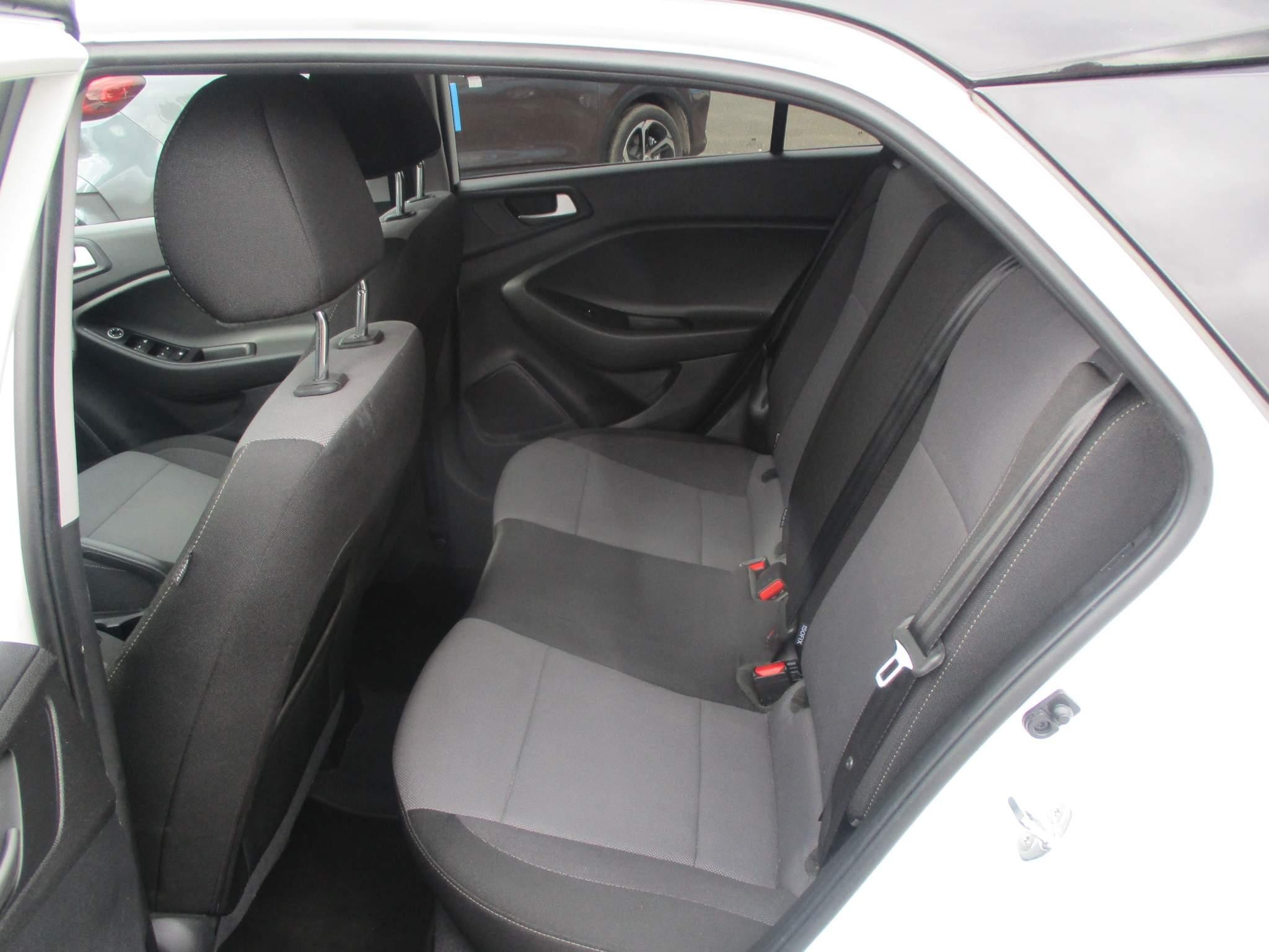 Hyundai i20 1.2 Play Hatchback 5dr Petrol Manual Euro 6 (s/s) (84 ps) (BV20TJU) image 12