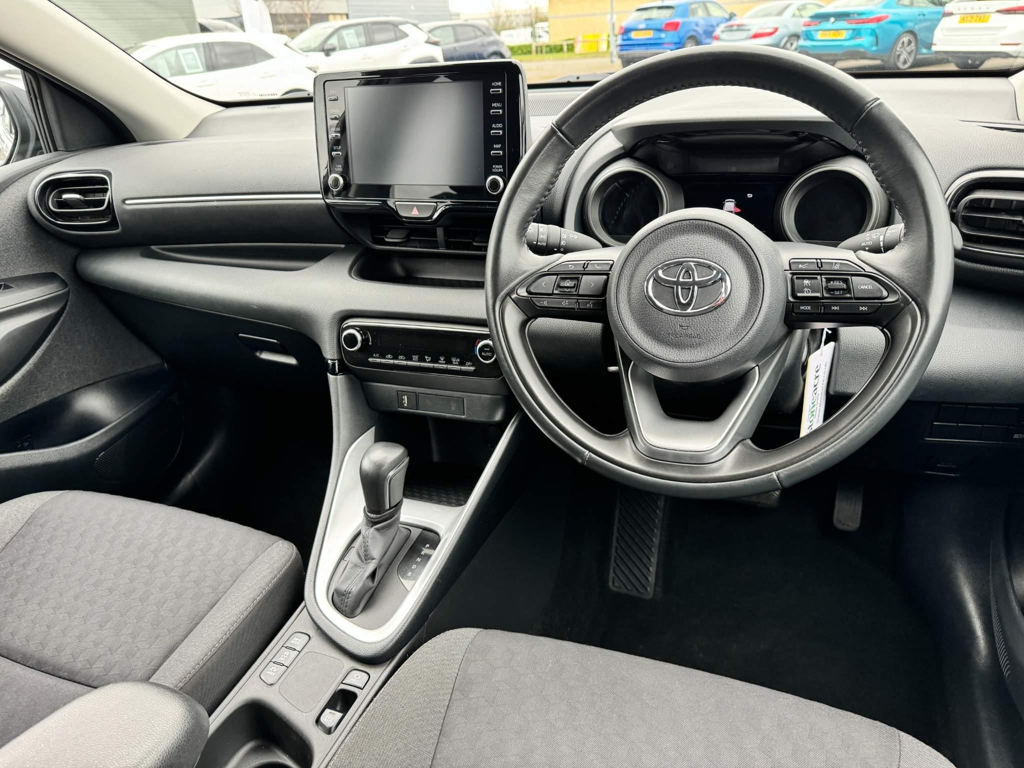 Toyota Yaris 1.5 Hybrid Design 5dr CVT (KT21UGL) image 15