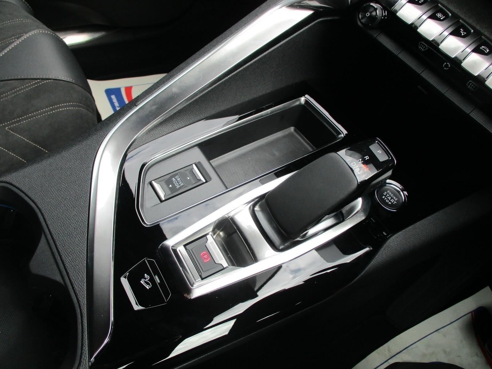 Peugeot 3008 1.6 Hybrid4 300 GT Premium 5dr e-EAT8 (DN22GRU) image 19
