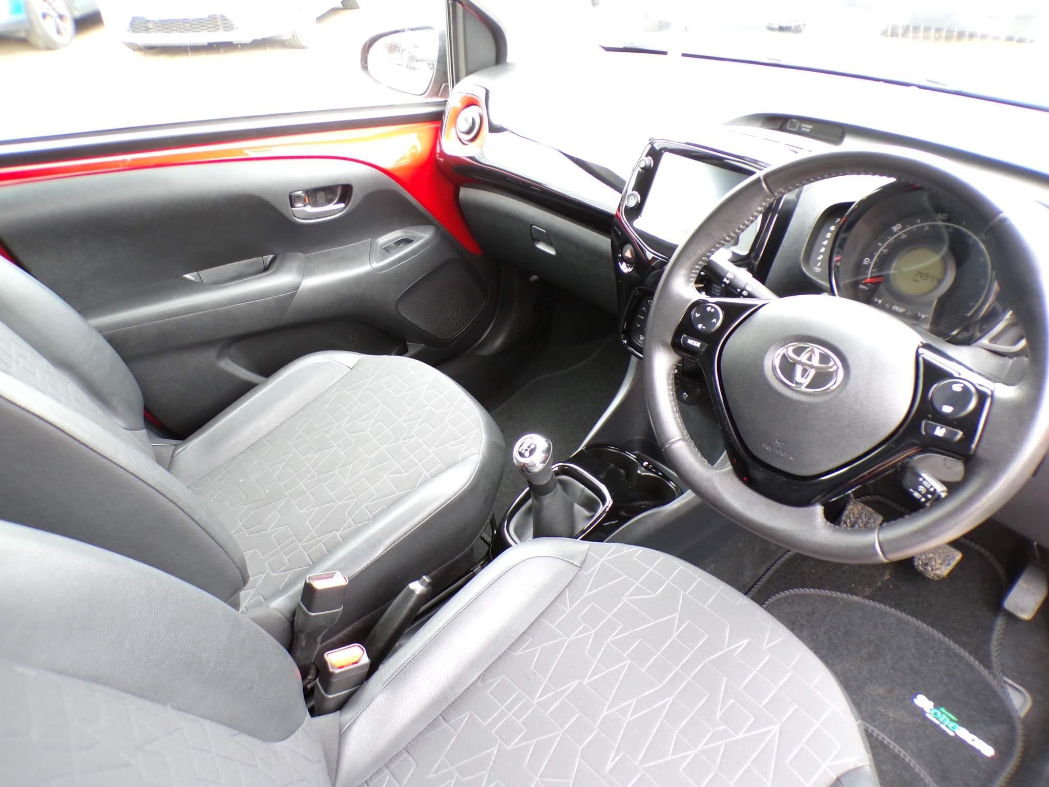 Toyota Aygo 1.0 VVT-i x-clusiv Hatchback 5dr Petrol Manual Euro 6 (71 ps) (FD70DKN) image 10