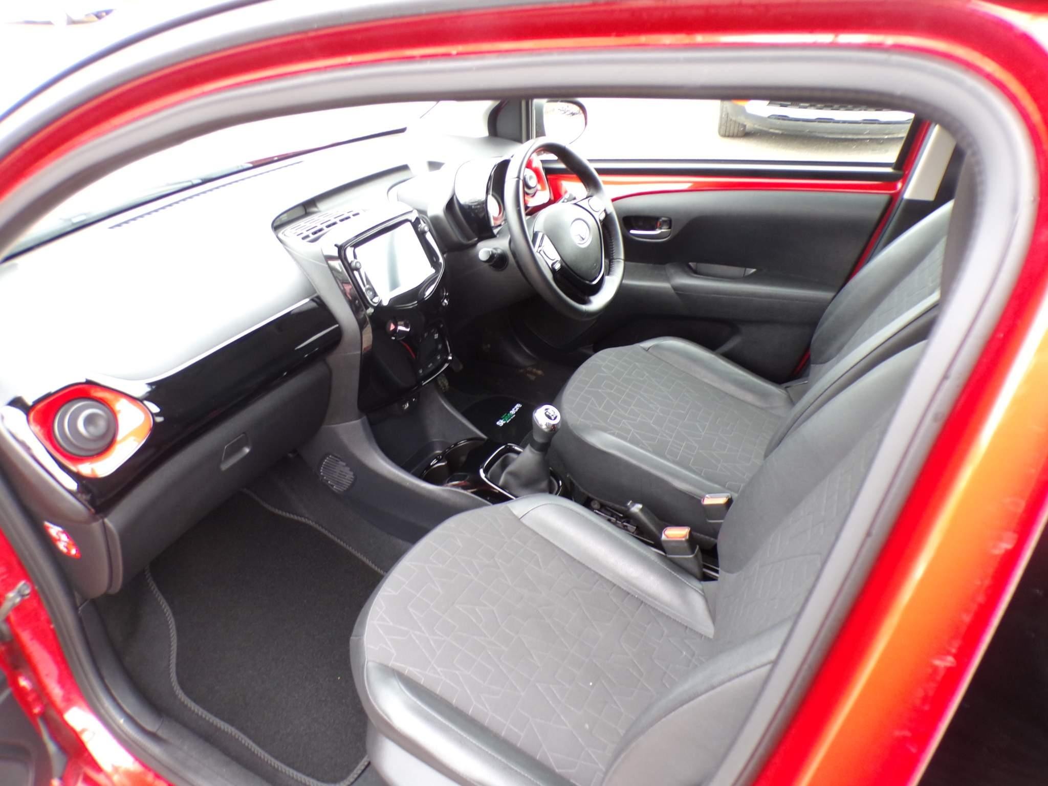 Toyota Aygo 1.0 VVT-i x-clusiv Hatchback 5dr Petrol Manual Euro 6 (71 ps) (FD70DKN) image 12