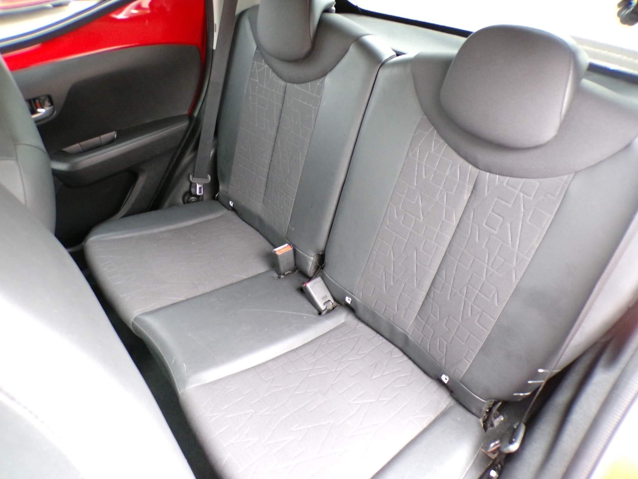Toyota Aygo 1.0 VVT-i x-clusiv Hatchback 5dr Petrol Manual Euro 6 (71 ps) (FD70DKN) image 14