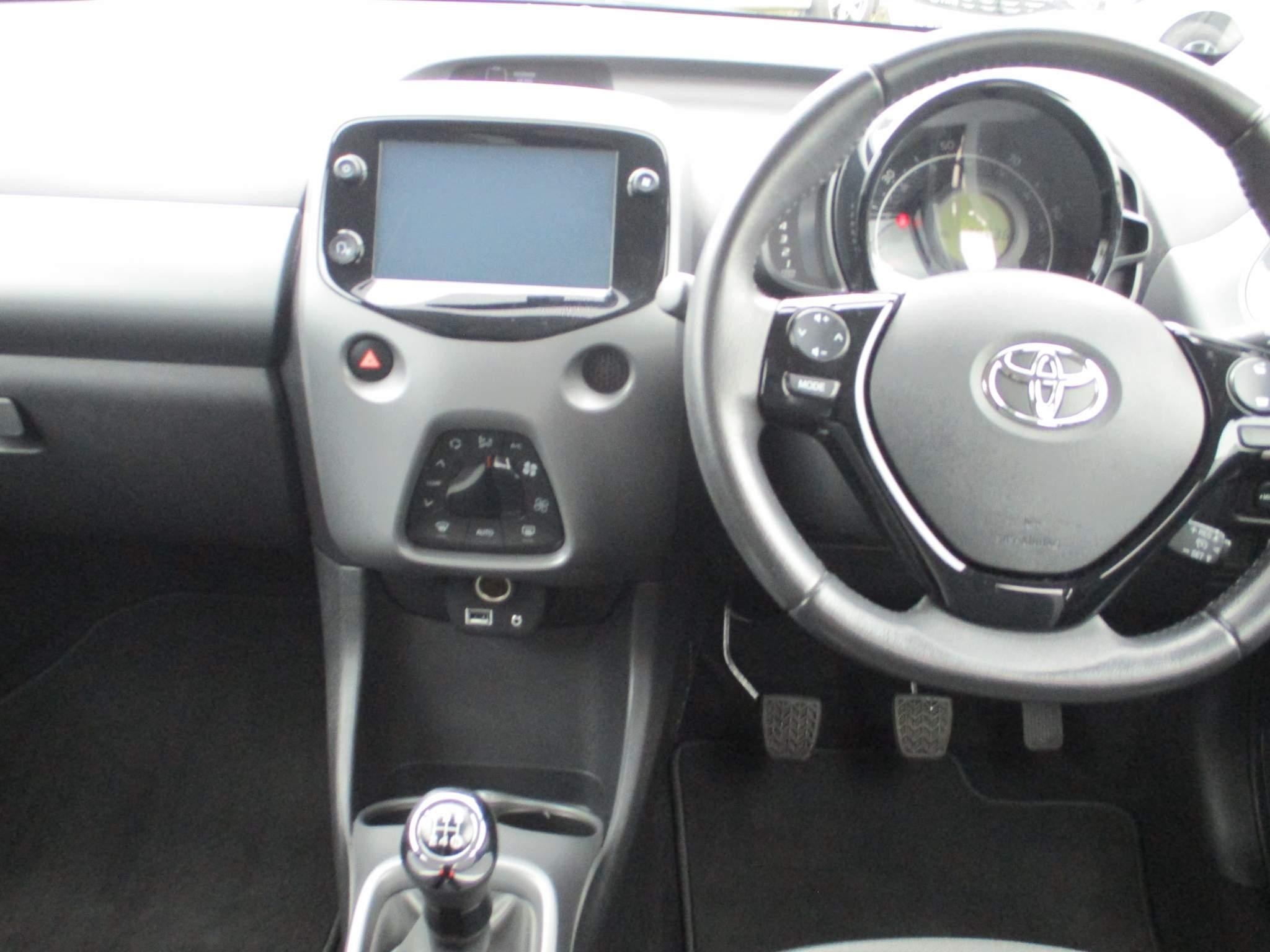 Toyota Aygo 1.0 VVT-i x-press Hatchback 5dr Petrol Manual Euro 6 (71 ps) (FY68VYR) image 8