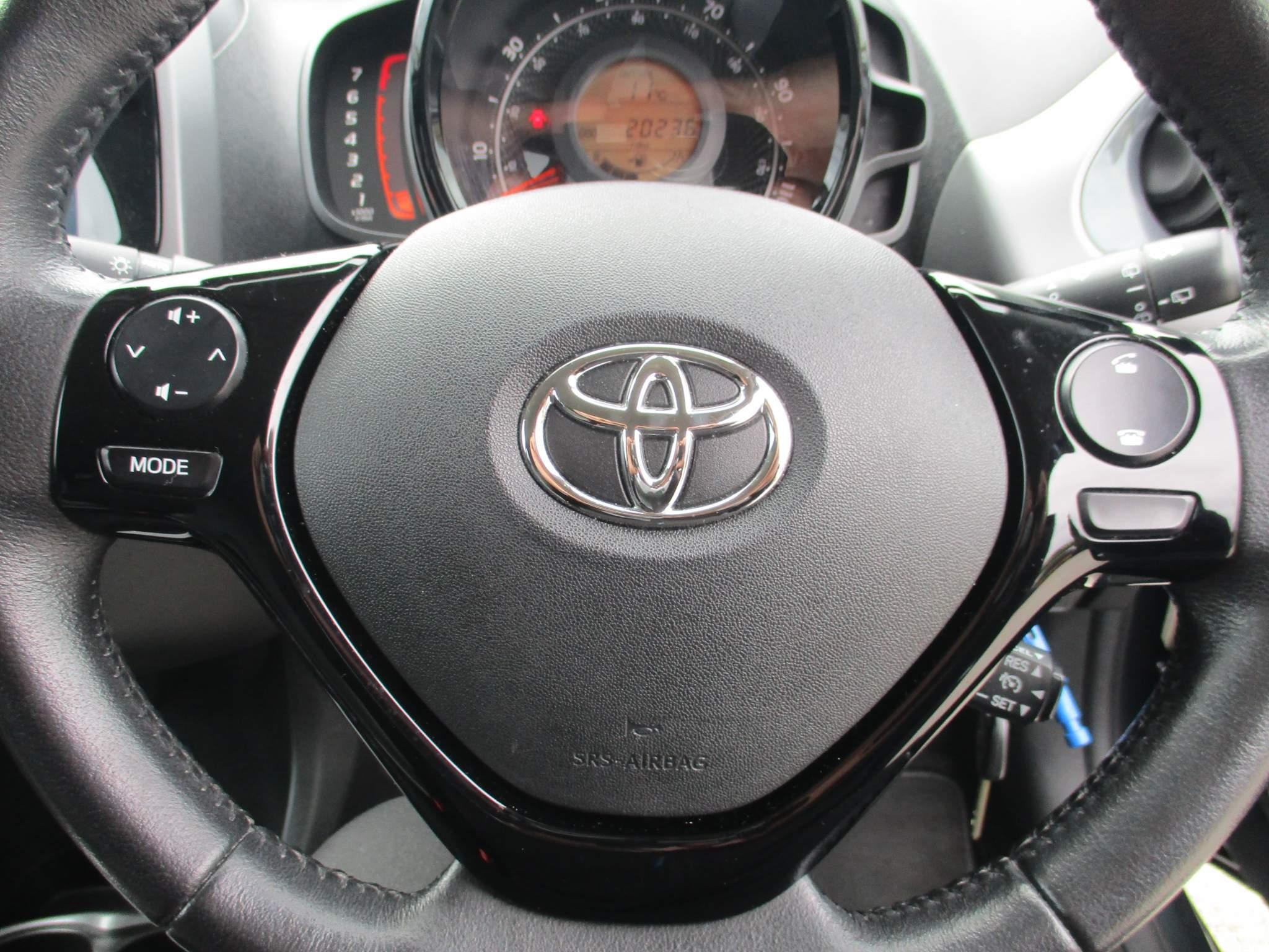 Toyota Aygo 1.0 VVT-i x-press Hatchback 5dr Petrol Manual Euro 6 (71 ps) (FY68VYR) image 17
