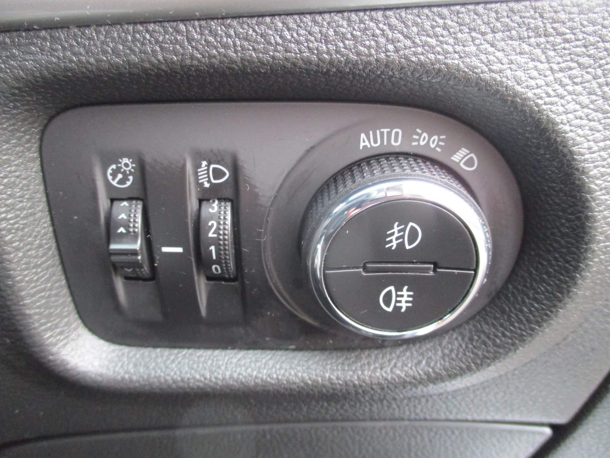 Vauxhall Astra 1.2 Turbo SRi VX Line Nav Hatchback 5dr Petrol Manual Euro 6 (s/s) (145 ps) (YM70AVR) image 10