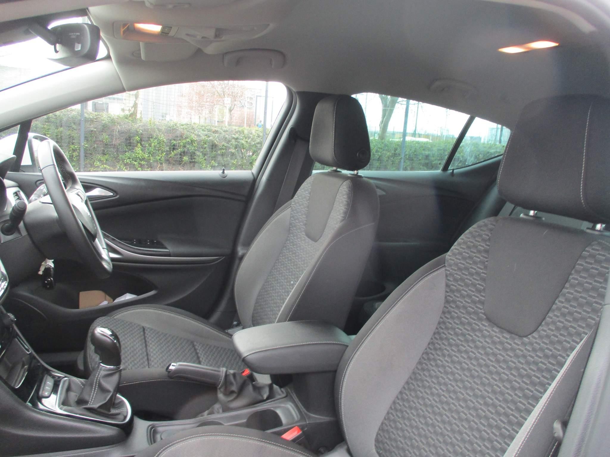 Vauxhall Astra 1.2 Turbo SRi VX Line Nav Hatchback 5dr Petrol Manual Euro 6 (s/s) (145 ps) (YM70AVR) image 18