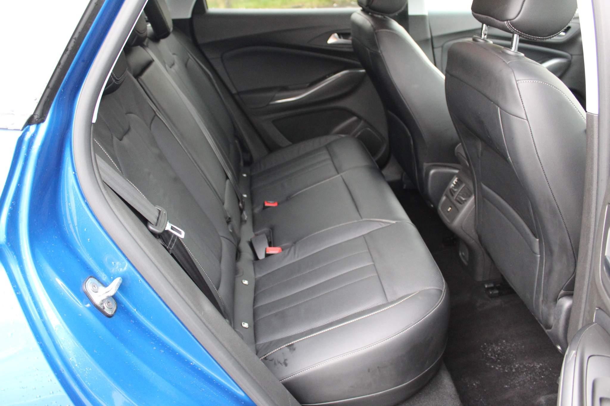 Vauxhall Grandland X 1.6 13.2kWh Business Edition Nav Premium SUV 5dr Petrol Plug-in Hybrid Auto 4WD Euro 6 (s/s) Hybrid4 (300 ps) (DL70JZJ) image 21