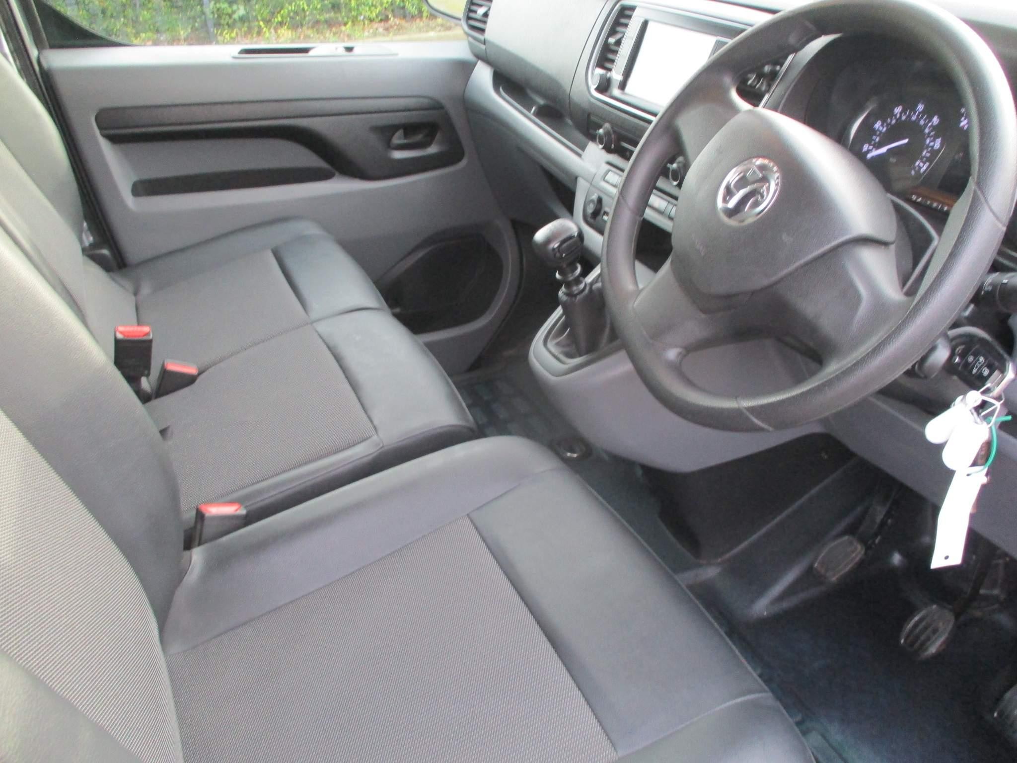 Vauxhall Vivaro 2.0 Turbo D 3100 Sportive L1 H1 Euro 6 (s/s) 5dr (SH71ZPP) image 9
