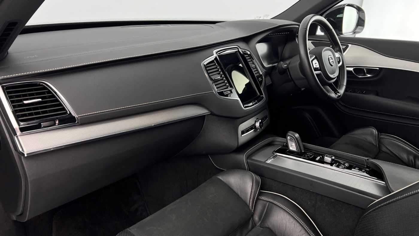 Volvo XC90 Recharge R-Design, T8 AWD plug-in hybrid, Seven individual seats (YY70ZBG) image 5