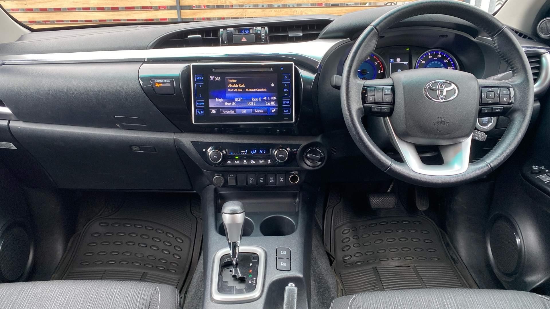 Toyota Hilux Invincible D/Cab Pick Up 2.4 D-4D Auto (MA20BVD) image 10