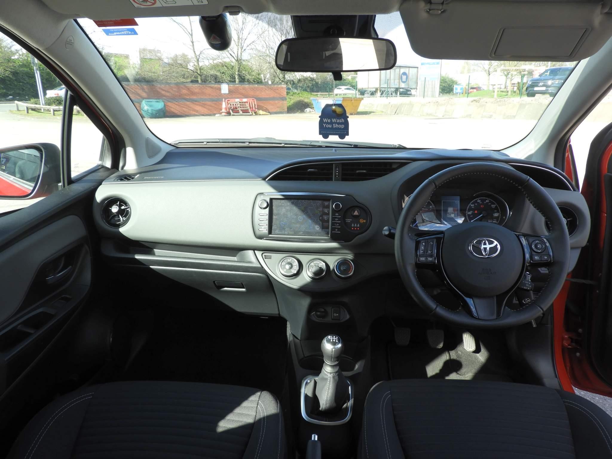 Toyota Yaris 1.5 VVT-i Icon Tech Euro 6 5dr (VK19YNN) image 11