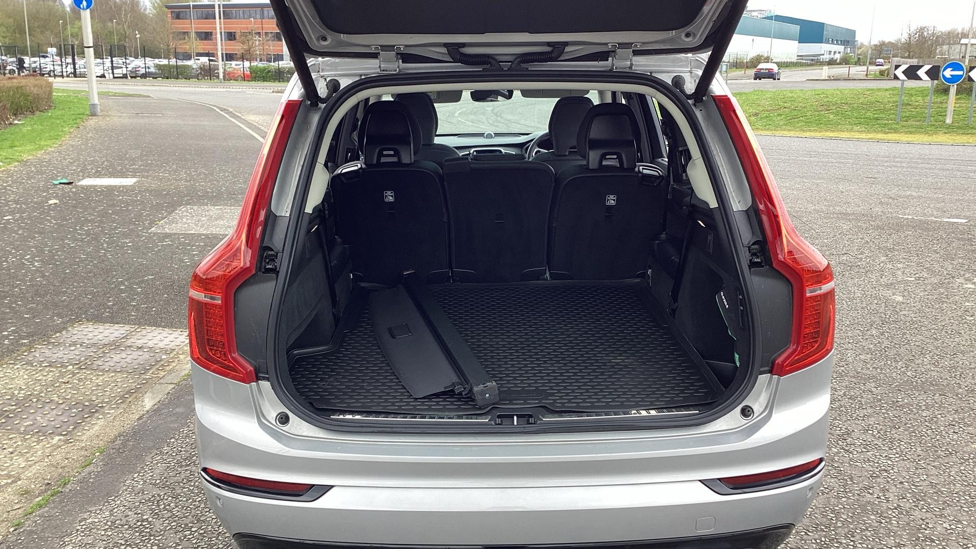 Volvo XC90 Ultimate, B5 AWD mild hybrid, Petrol, Dark, 7 seats (FE72HYP) image 16