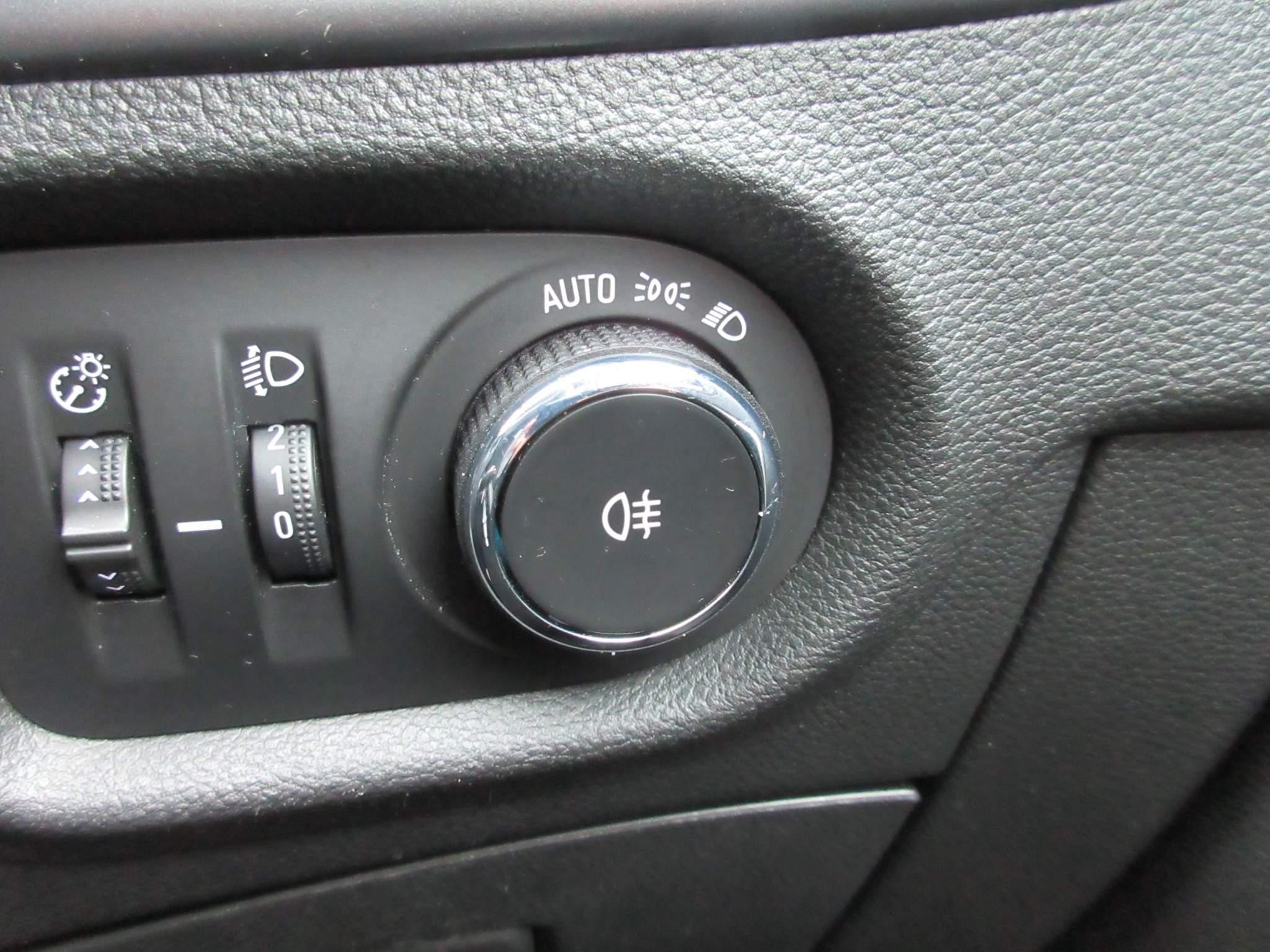 Vauxhall Astra 1.5 Turbo D Business Edition Nav Hatchback 5dr Diesel Manual Euro 6 (s/s) (122 ps) (NV21SVN) image 25