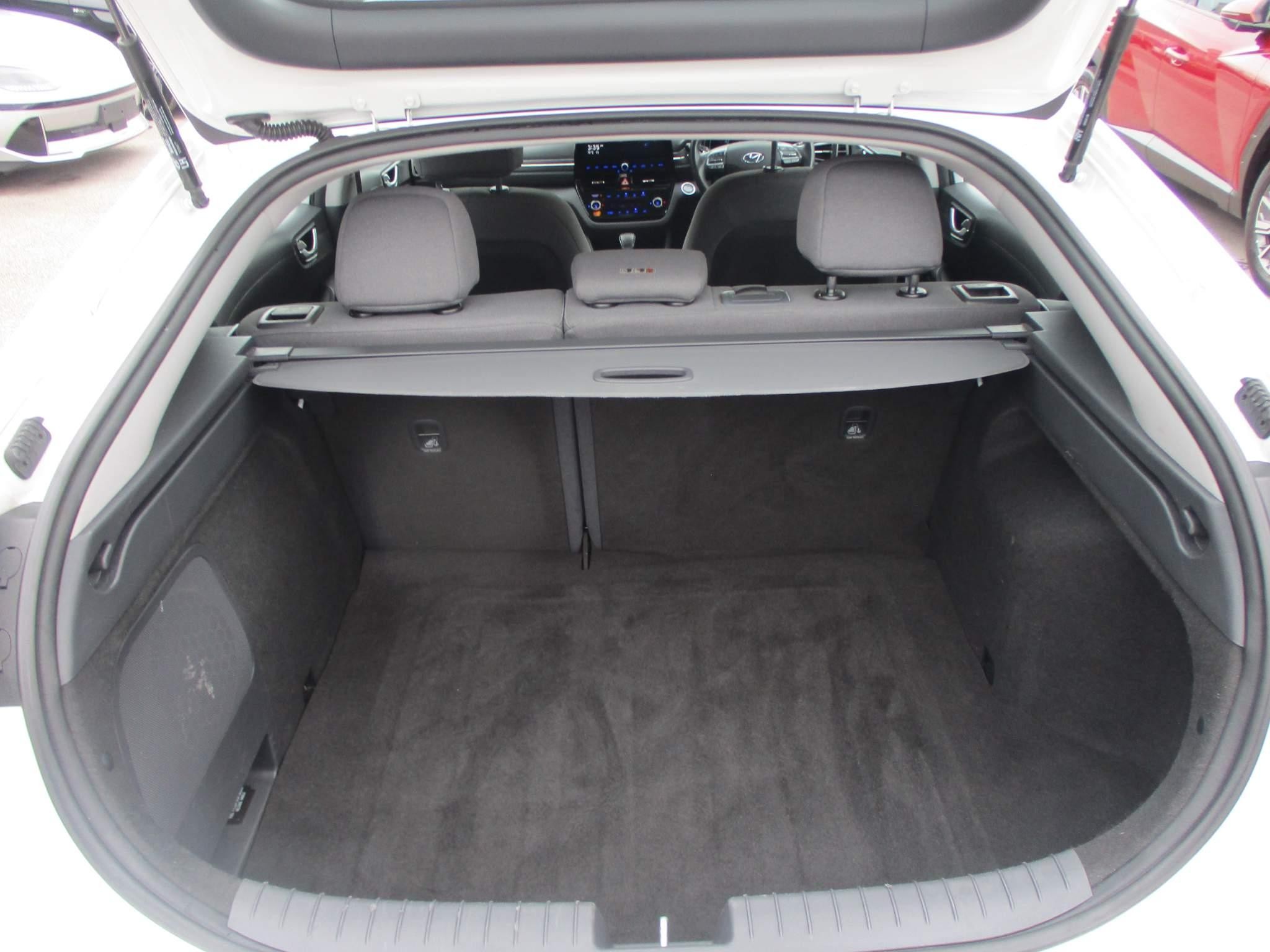 Hyundai IONIQ 1.6 h-GDi Premium Hatchback 5dr Petrol Hybrid DCT Euro 6 (s/s) (141 ps) (EF70YWD) image 9