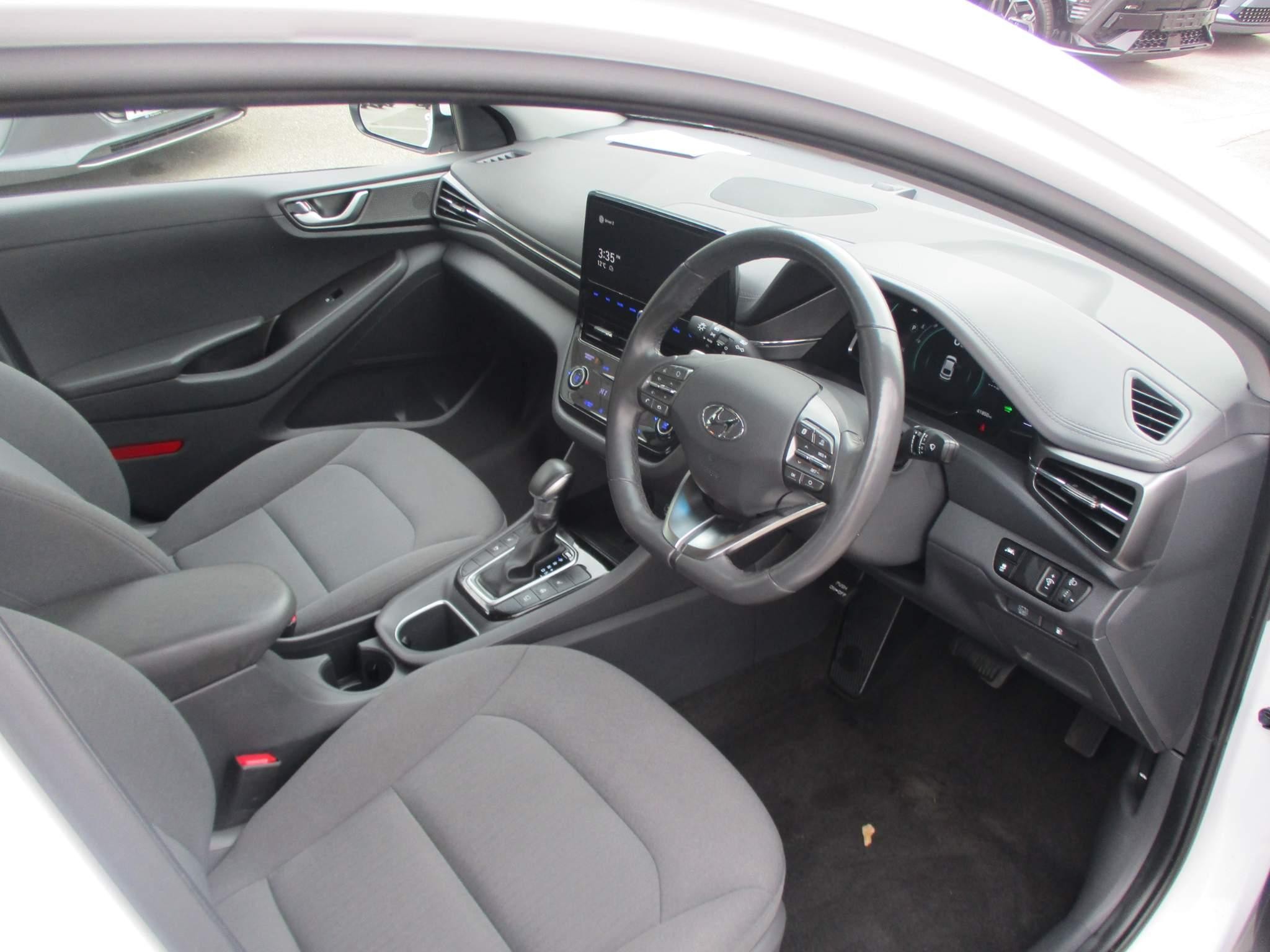 Hyundai IONIQ 1.6 h-GDi Premium Hatchback 5dr Petrol Hybrid DCT Euro 6 (s/s) (141 ps) (EF70YWD) image 11