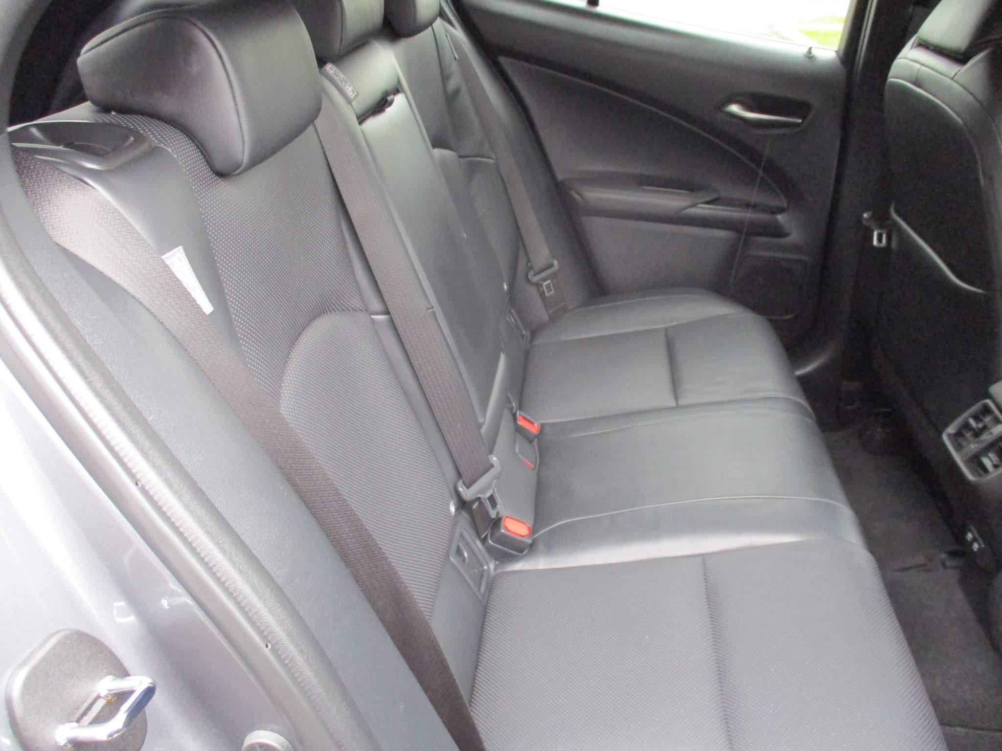 Lexus UX 250h 250h 2.0 5dr Premium Pack/Tech/Safety/Nav (PN69UHX) image 16
