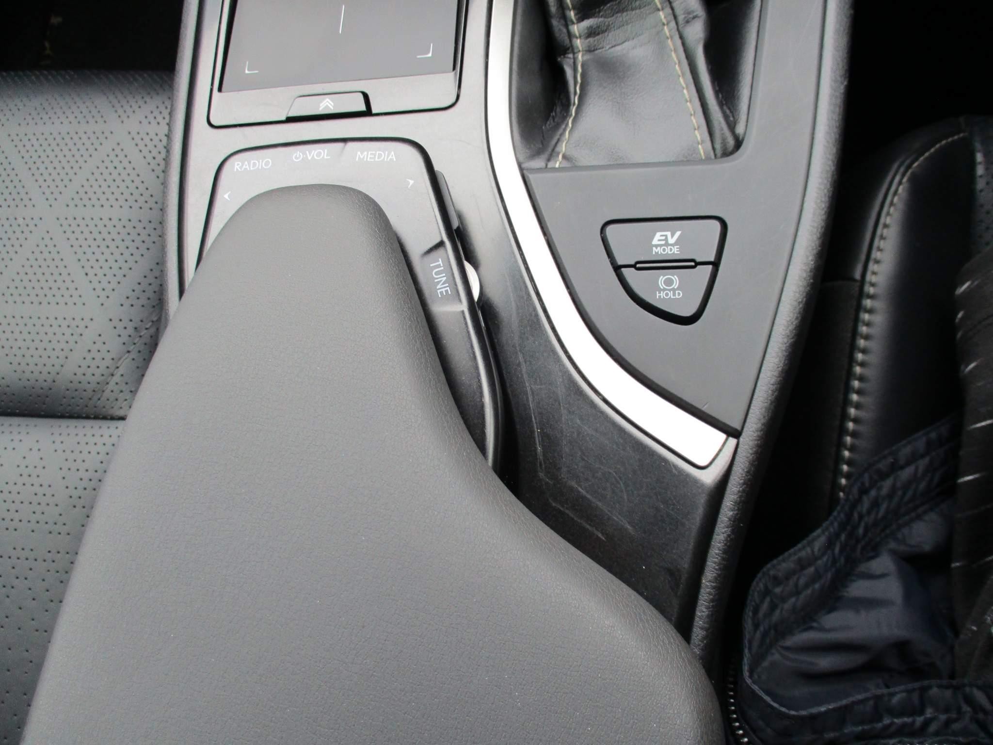 Lexus UX 250h 250h 2.0 5dr Premium Pack/Tech/Safety/Nav (PN69UHX) image 29