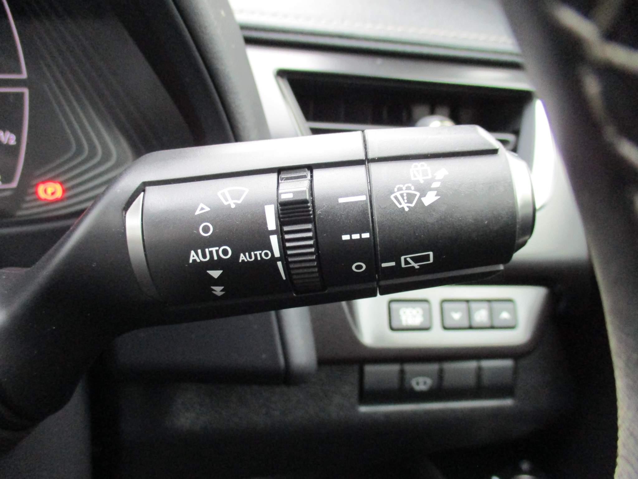 Lexus UX 250h 250h 2.0 5dr Premium Pack/Tech/Safety/Nav (PN69UHX) image 31
