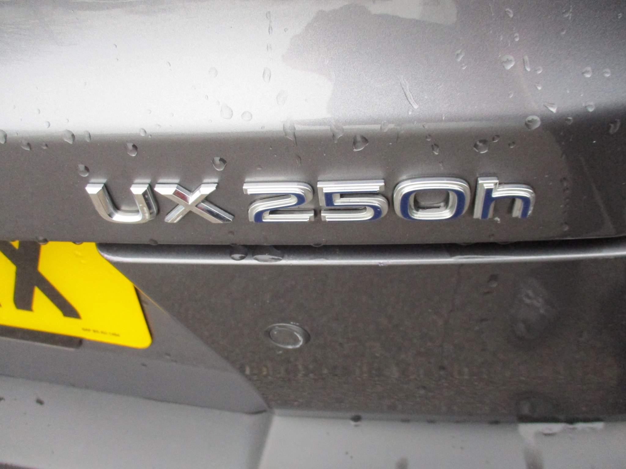 Lexus UX 250h 250h 2.0 5dr Premium Pack/Tech/Safety/Nav (PN69UHX) image 44