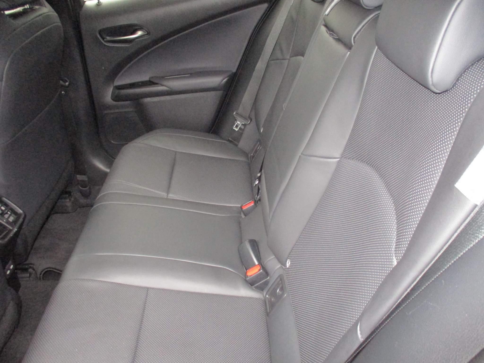 Lexus UX 250h 250h 2.0 5dr Premium Pack/Tech/Safety/Nav (VN21TMV) image 17