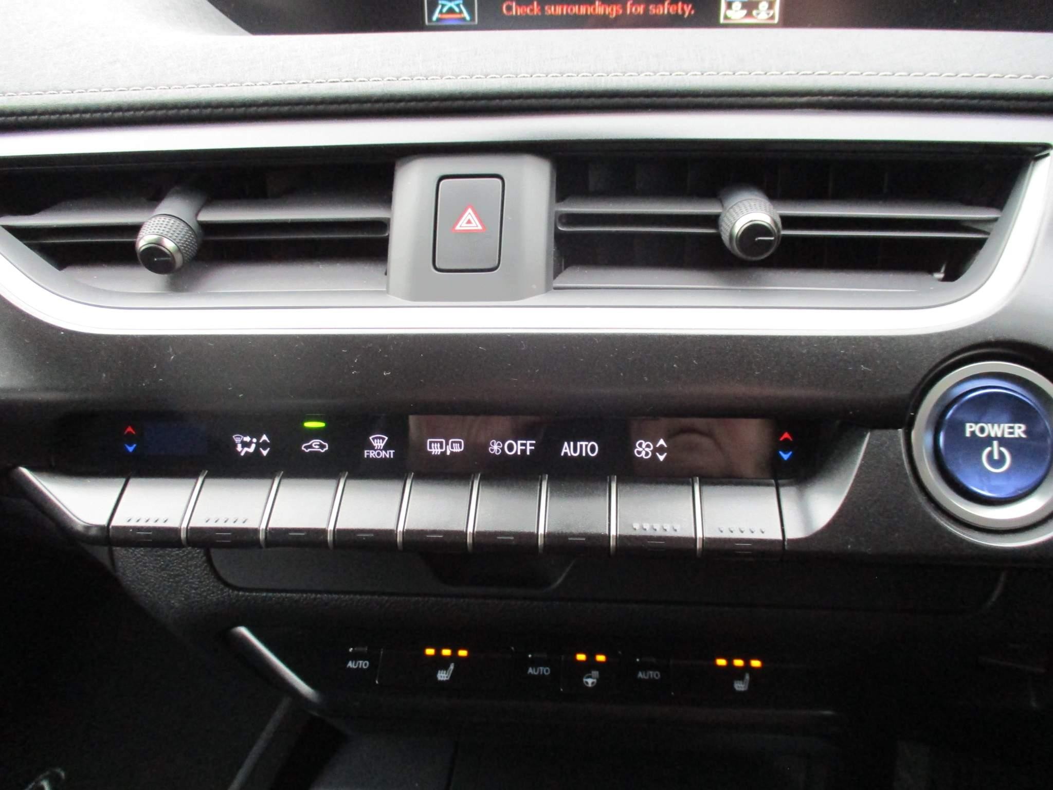 Lexus UX 250h 250h 2.0 5dr Premium Pack/Tech/Safety/Nav (VN21TMV) image 25