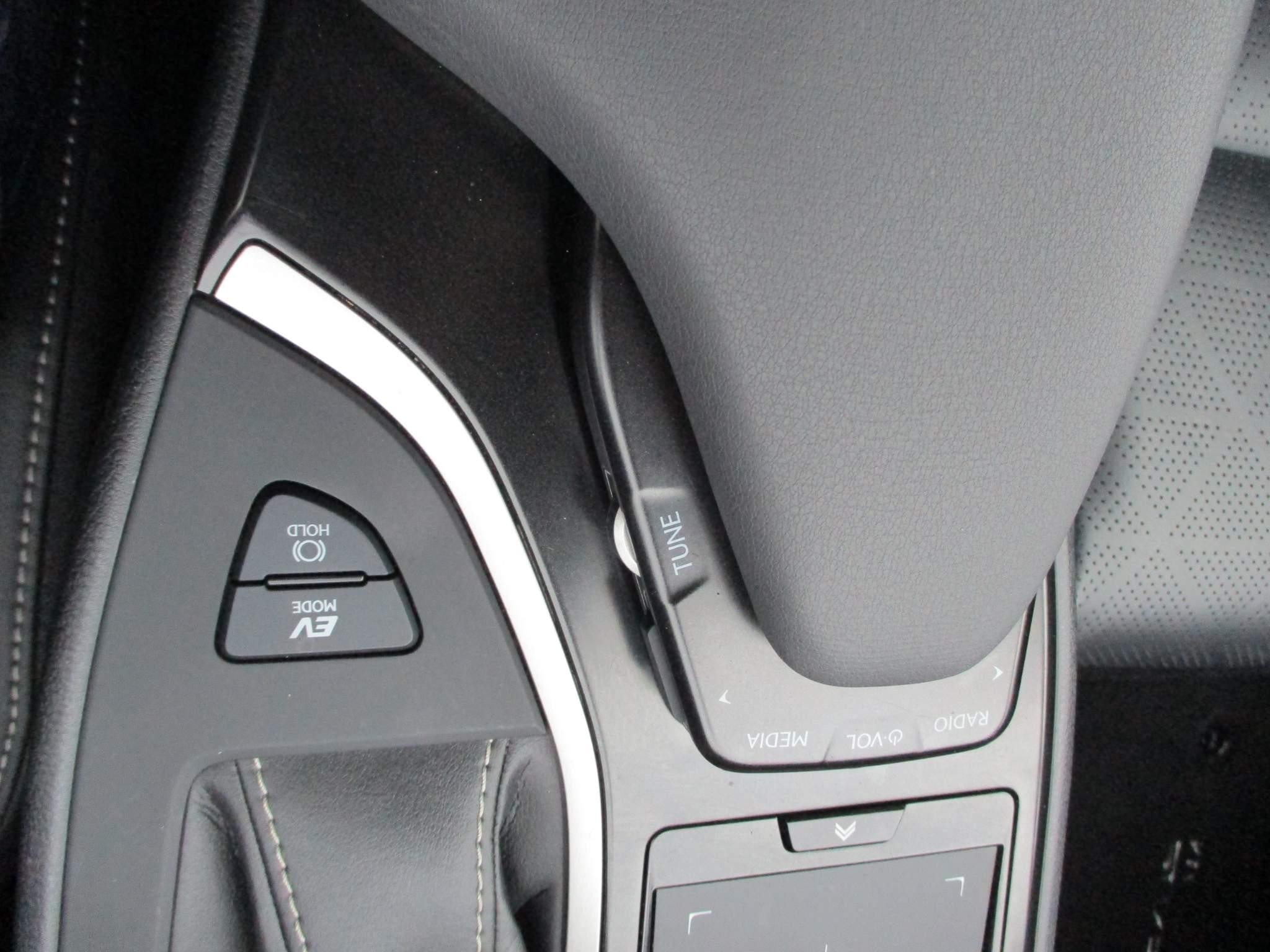 Lexus UX 250h 250h 2.0 5dr Premium Pack/Tech/Safety/Nav (VN21TMV) image 28