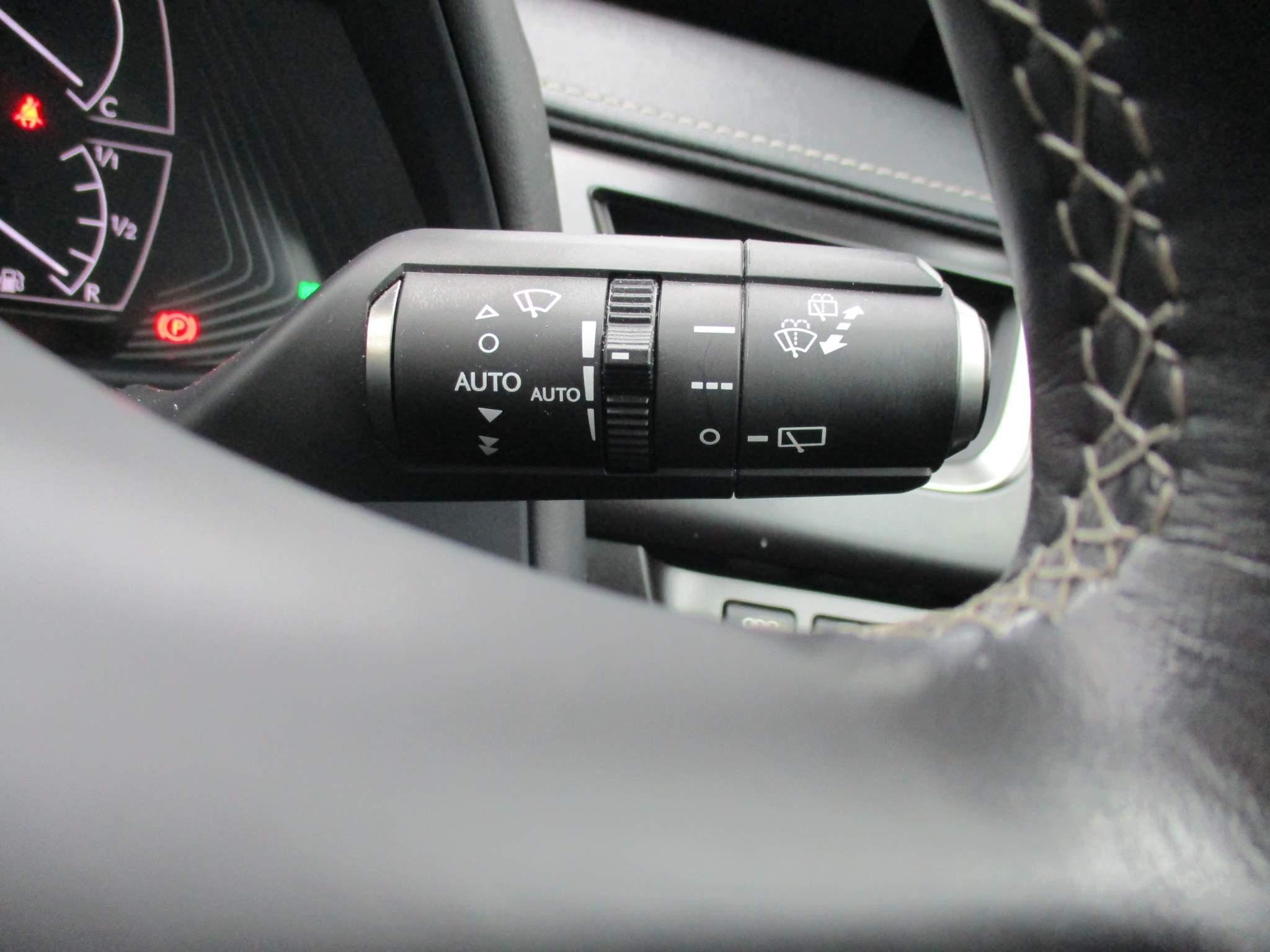 Lexus UX 250h 250h 2.0 5dr Premium Pack/Tech/Safety/Nav (VN21TMV) image 30