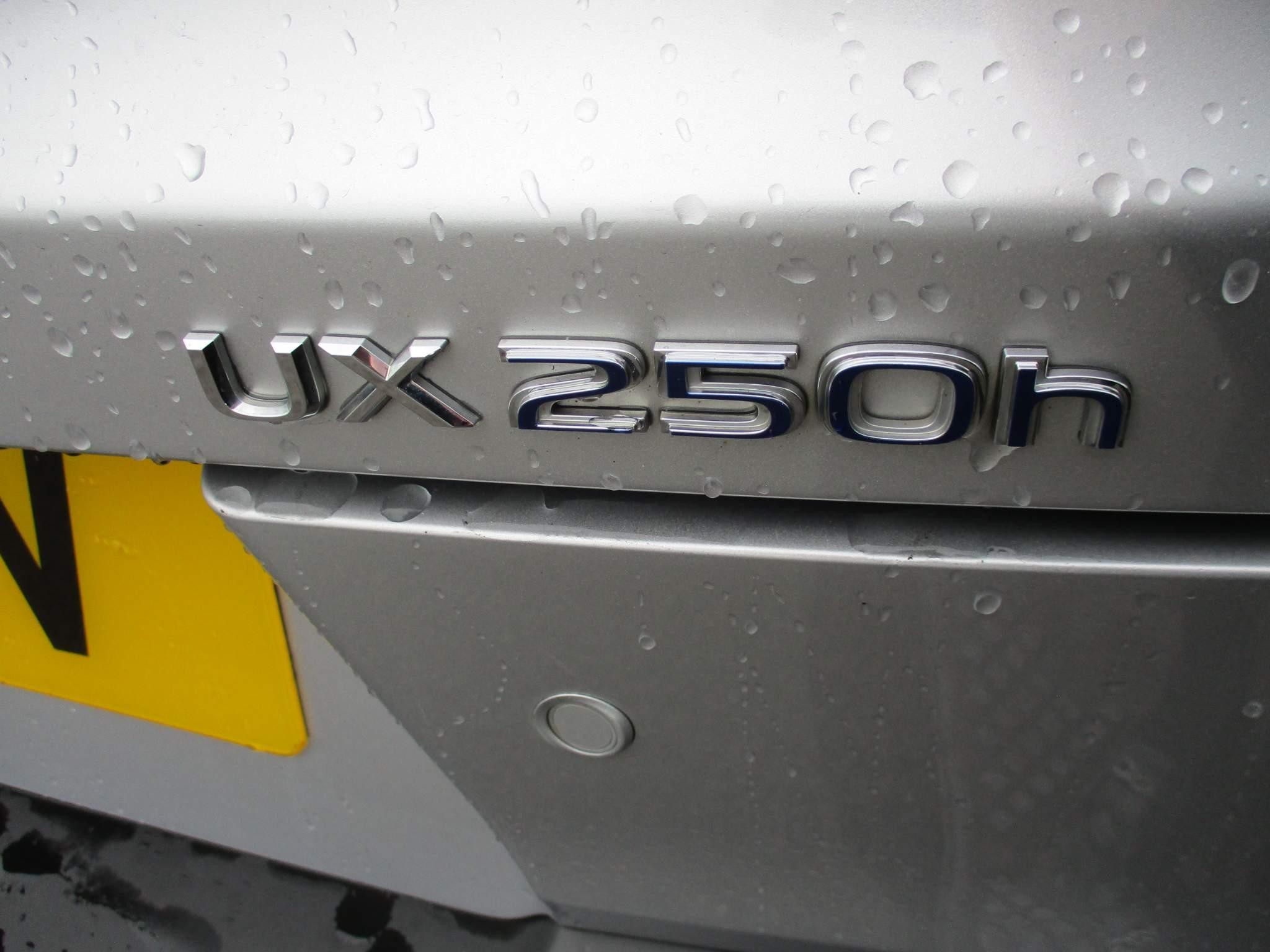 Lexus UX 250h 250h 2.0 5dr Premium Pack/Tech/Safety/Nav (VN21TMV) image 42