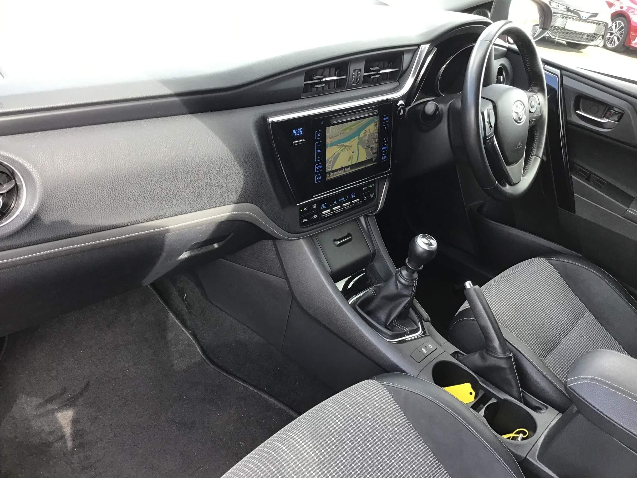 Toyota Auris 1.2 VVT-i Excel Hatchback 5dr Petrol Manual Euro 6 (s/s) (116 ps) (NJ65VRG) image 12
