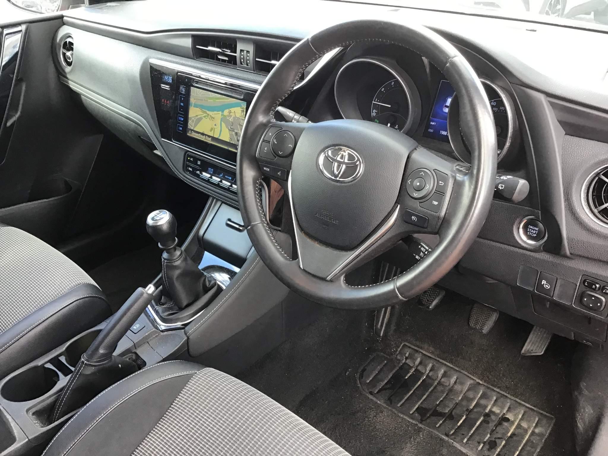 Toyota Auris 1.2 VVT-i Excel Hatchback 5dr Petrol Manual Euro 6 (s/s) (116 ps) (NJ65VRG) image 14