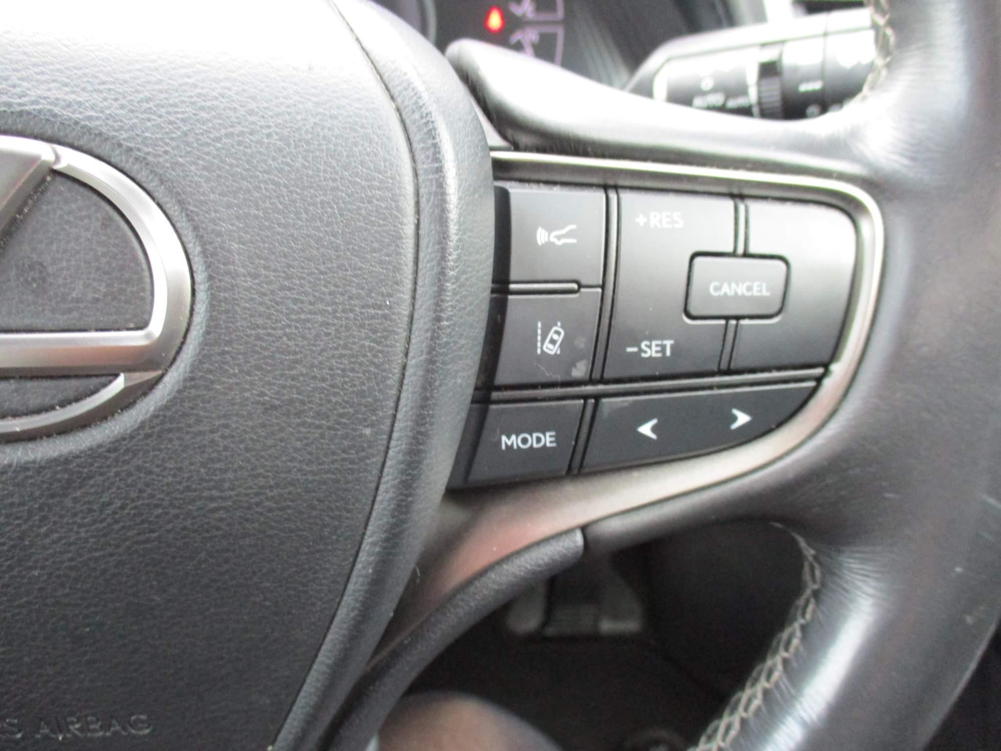 Lexus UX 250h 250h 2.0 5dr Premium Pack/Tech/Safety/Nav (LX70VLK) image 21
