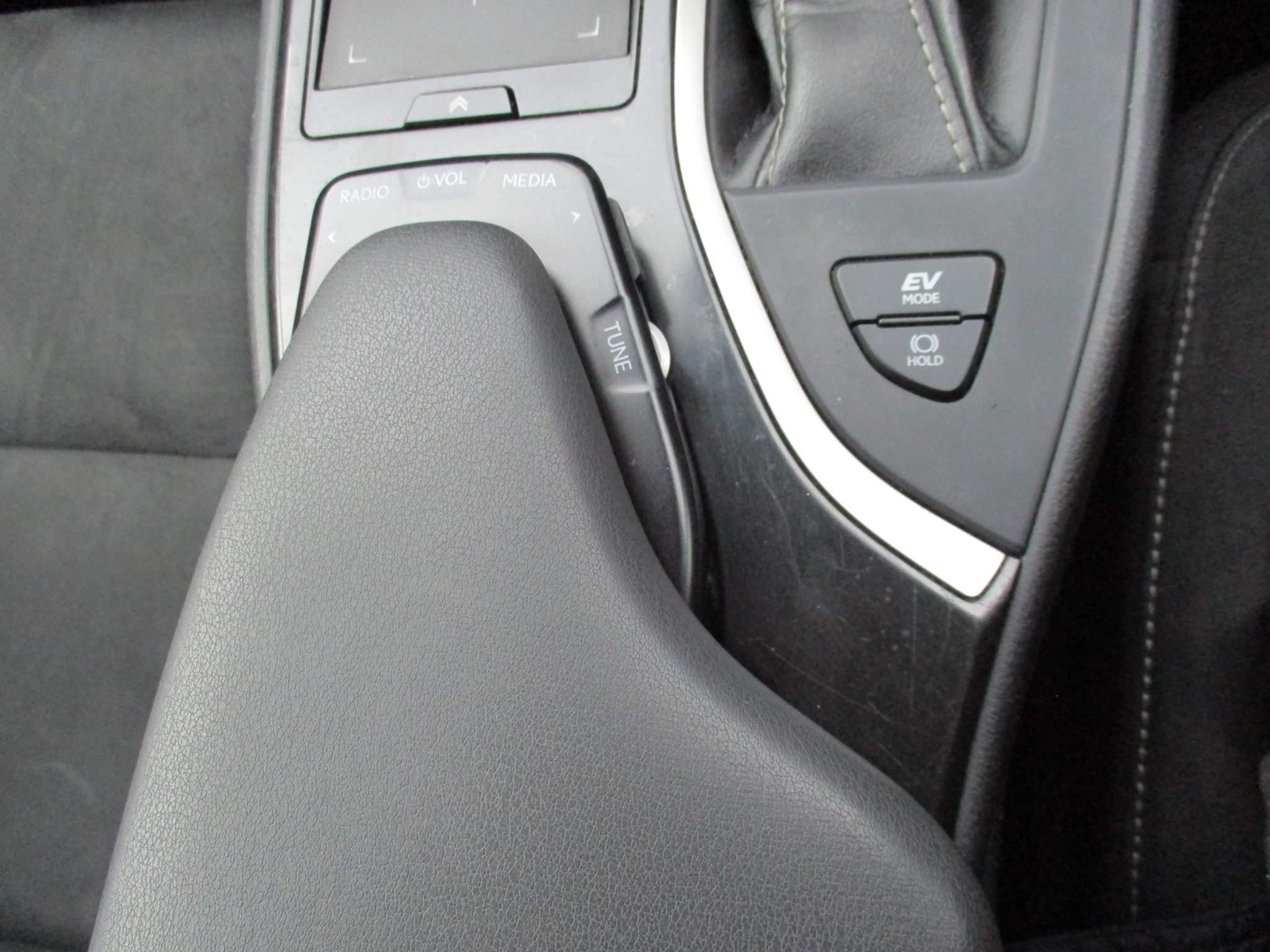 Lexus UX 250h 250h 2.0 5dr Premium Pack/Tech/Safety/Nav (LX70VLK) image 27