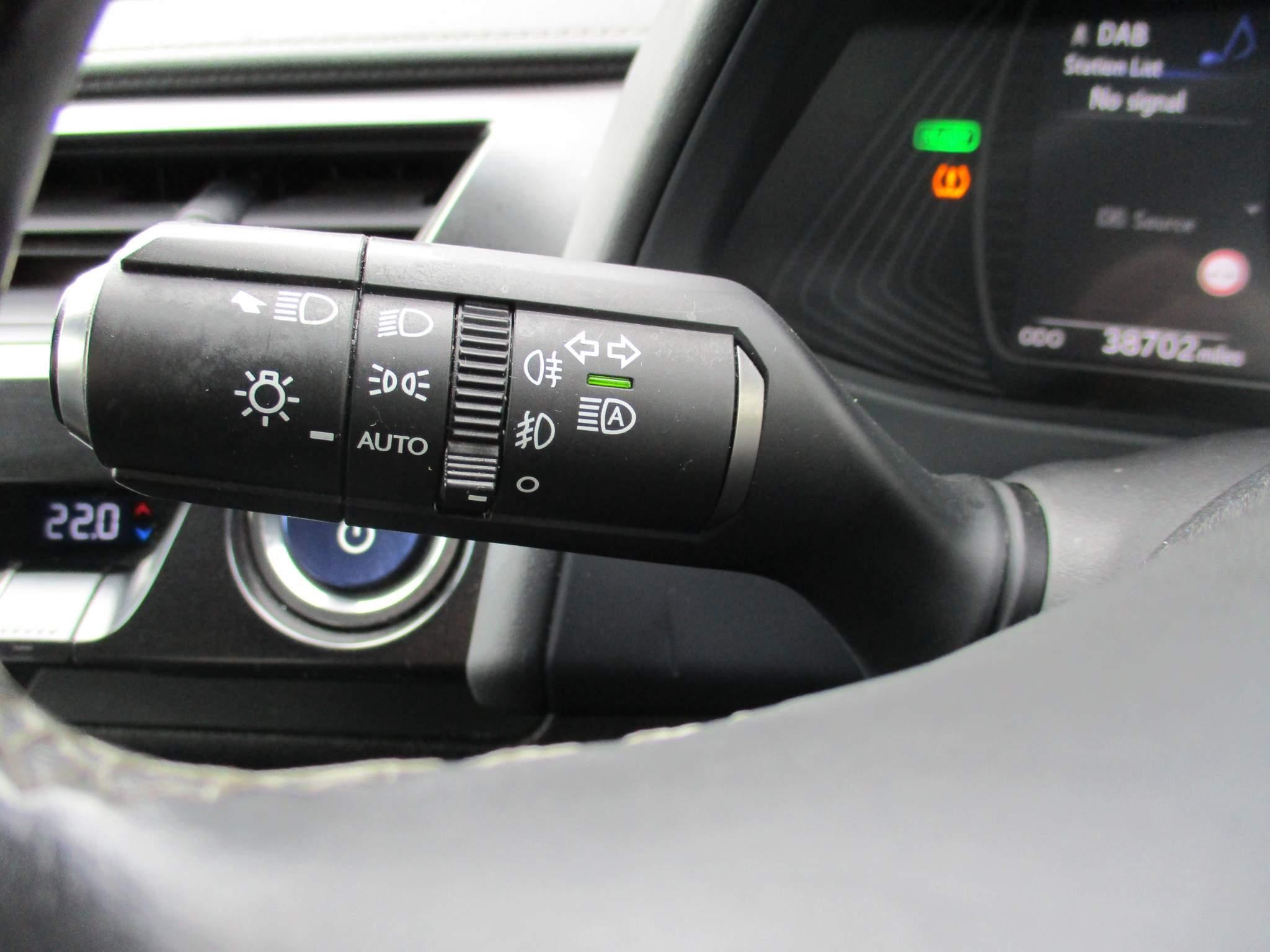 Lexus UX 250h 250h 2.0 5dr Premium Pack/Tech/Safety/Nav (LX70VLK) image 28