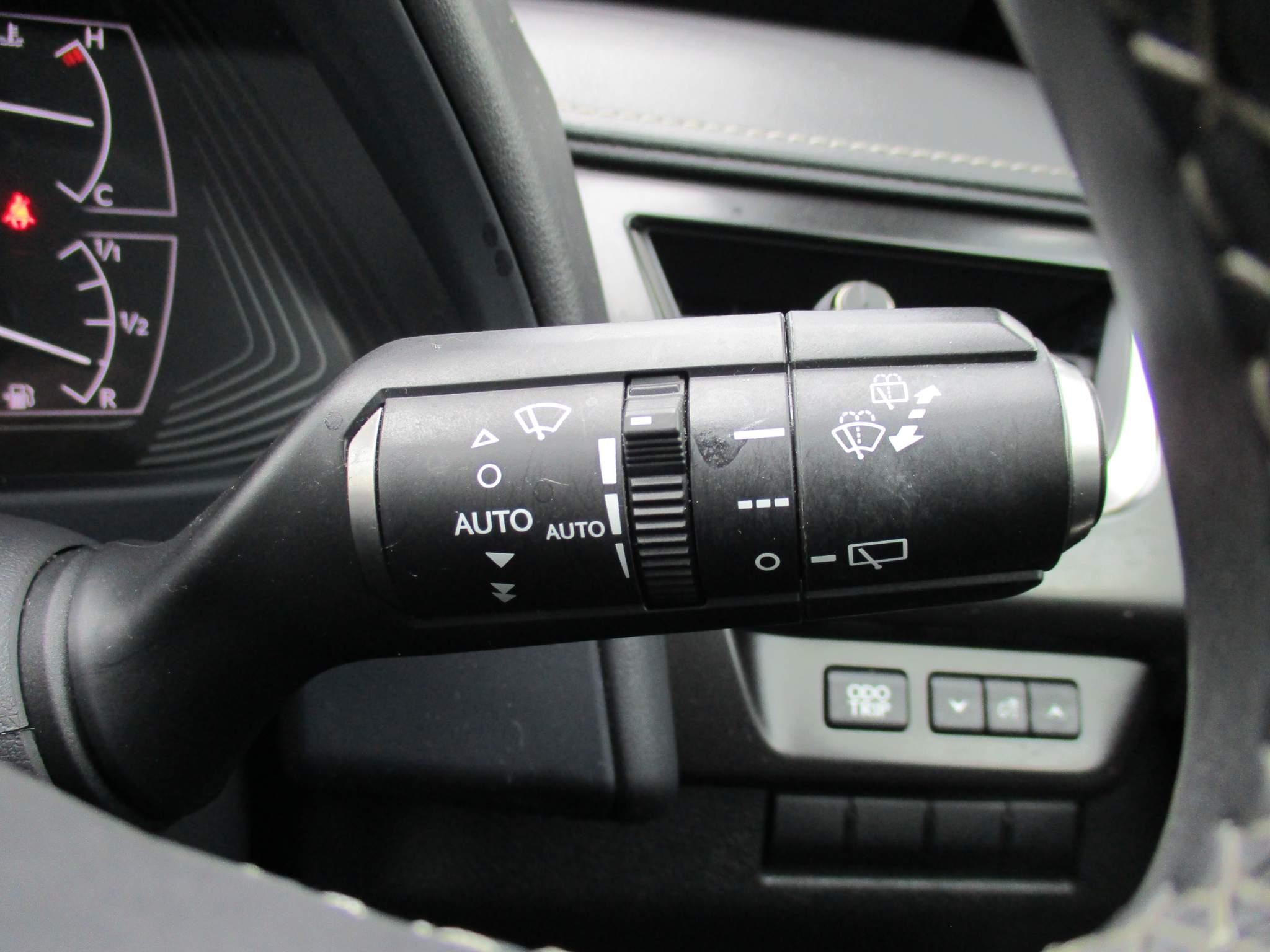 Lexus UX 250h 250h 2.0 5dr Premium Pack/Tech/Safety/Nav (LX70VLK) image 29