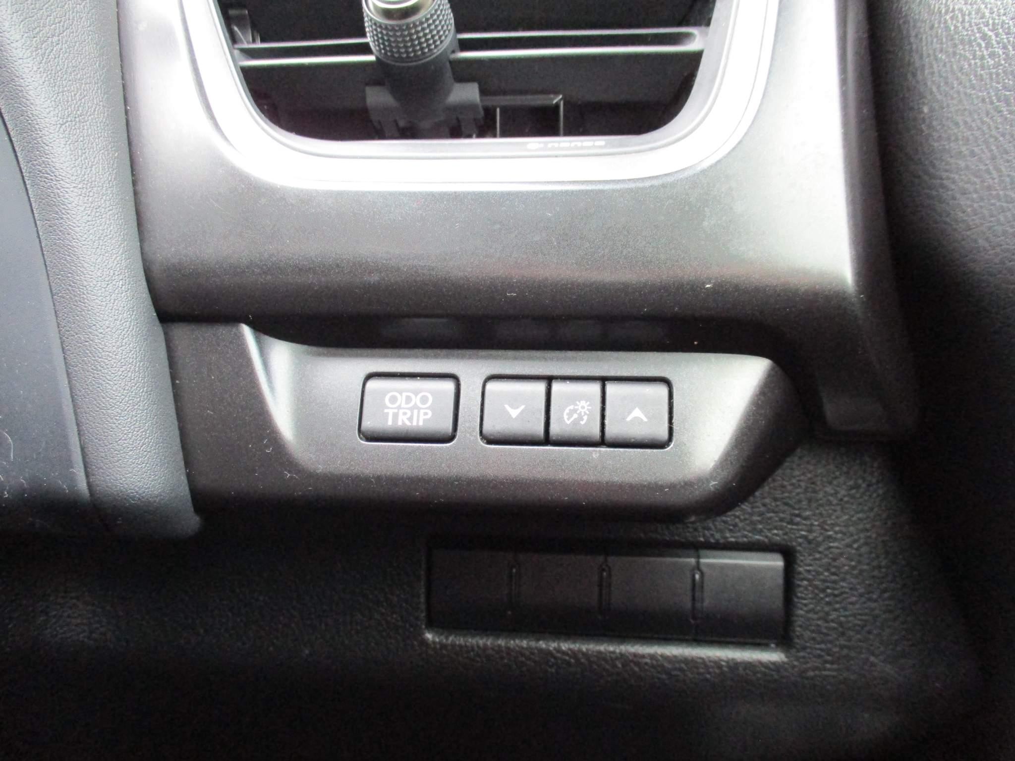 Lexus UX 250h 250h 2.0 5dr Premium Pack/Tech/Safety/Nav (LX70VLK) image 32