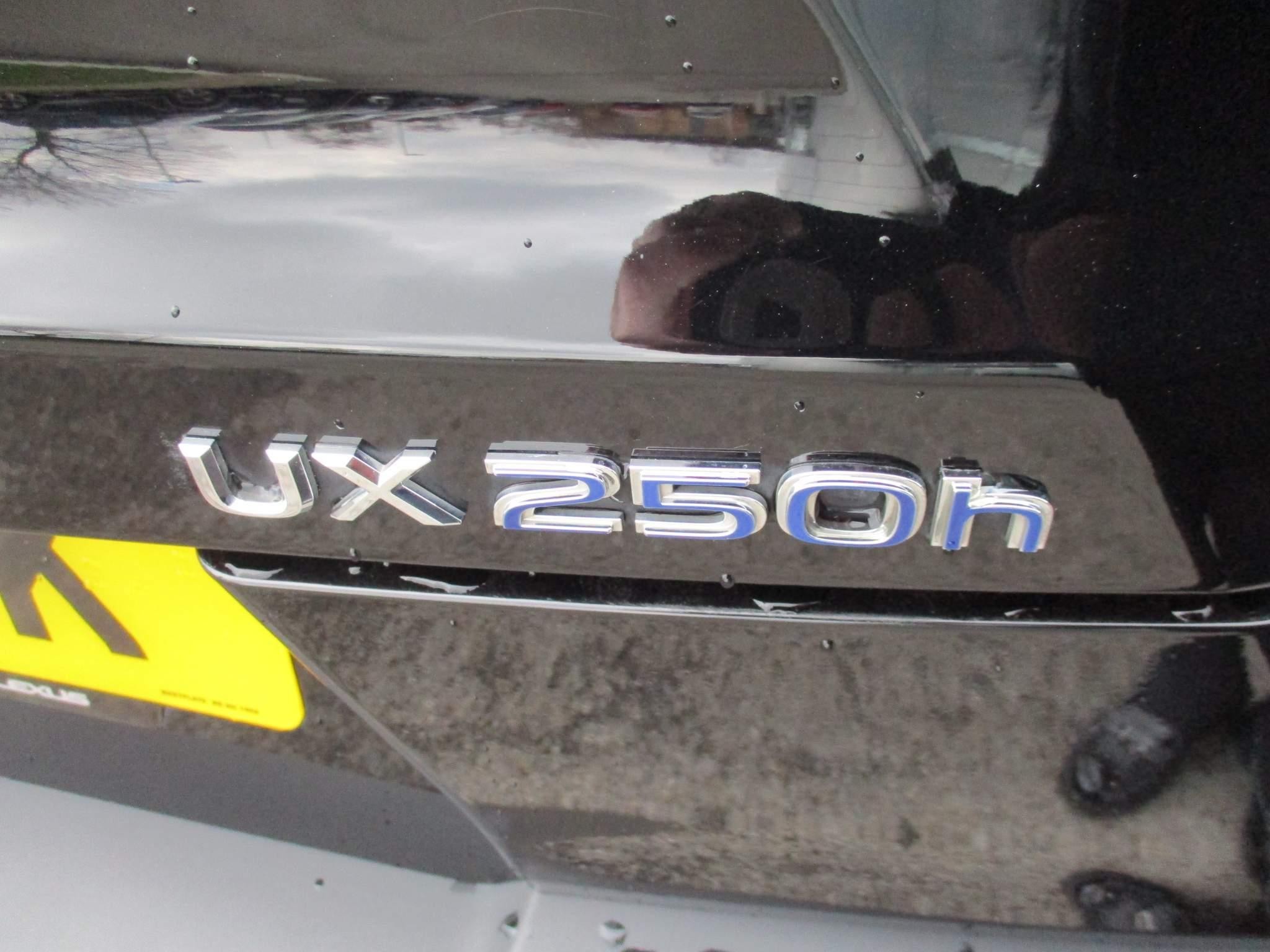 Lexus UX 250h 250h 2.0 5dr Premium Pack/Tech/Safety/Nav (LX70VLK) image 40