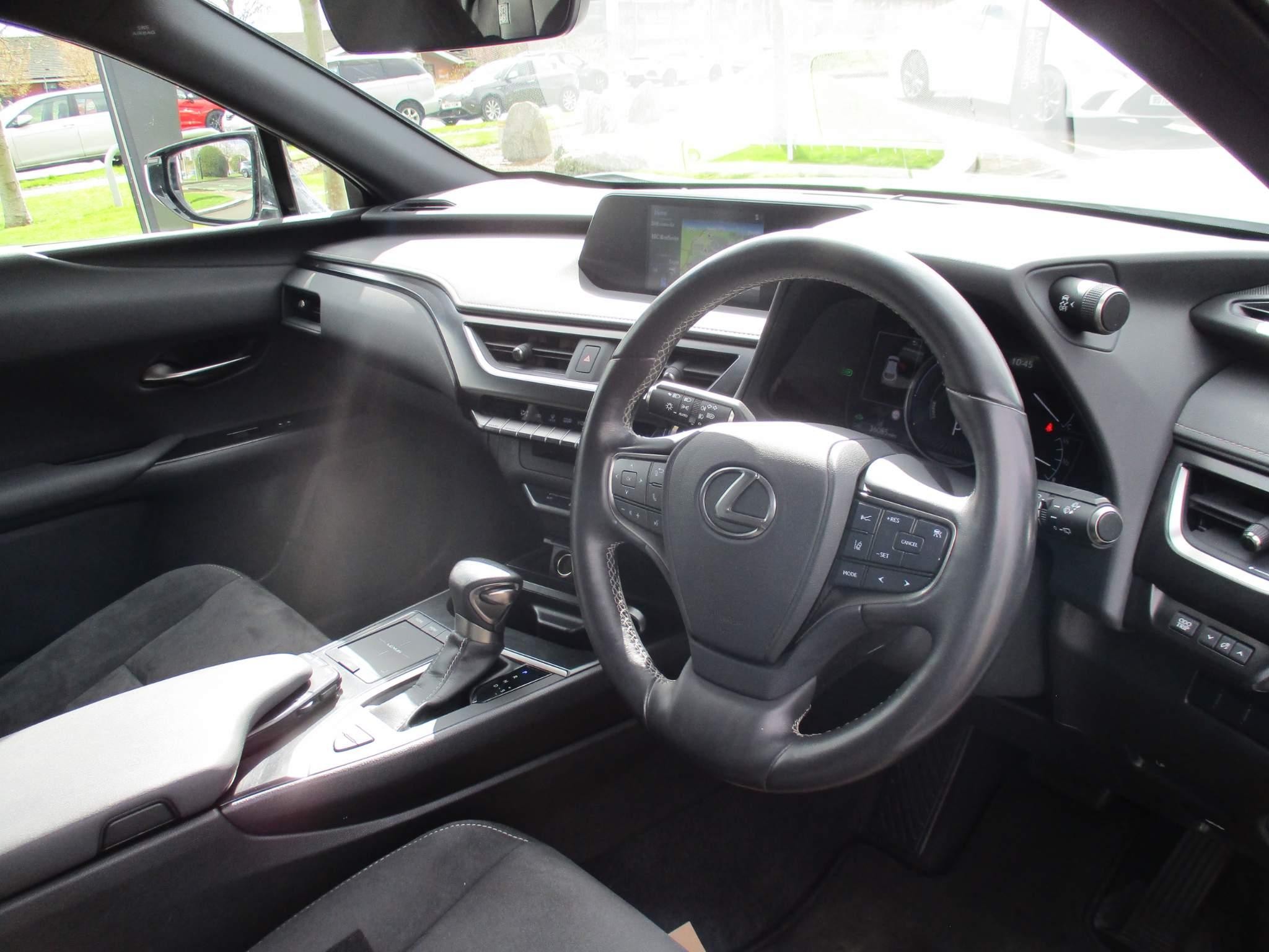 Lexus UX 250h 250h 2.0 5dr Premium Pack/Tech/Safety/Nav (YX70YRE) image 10