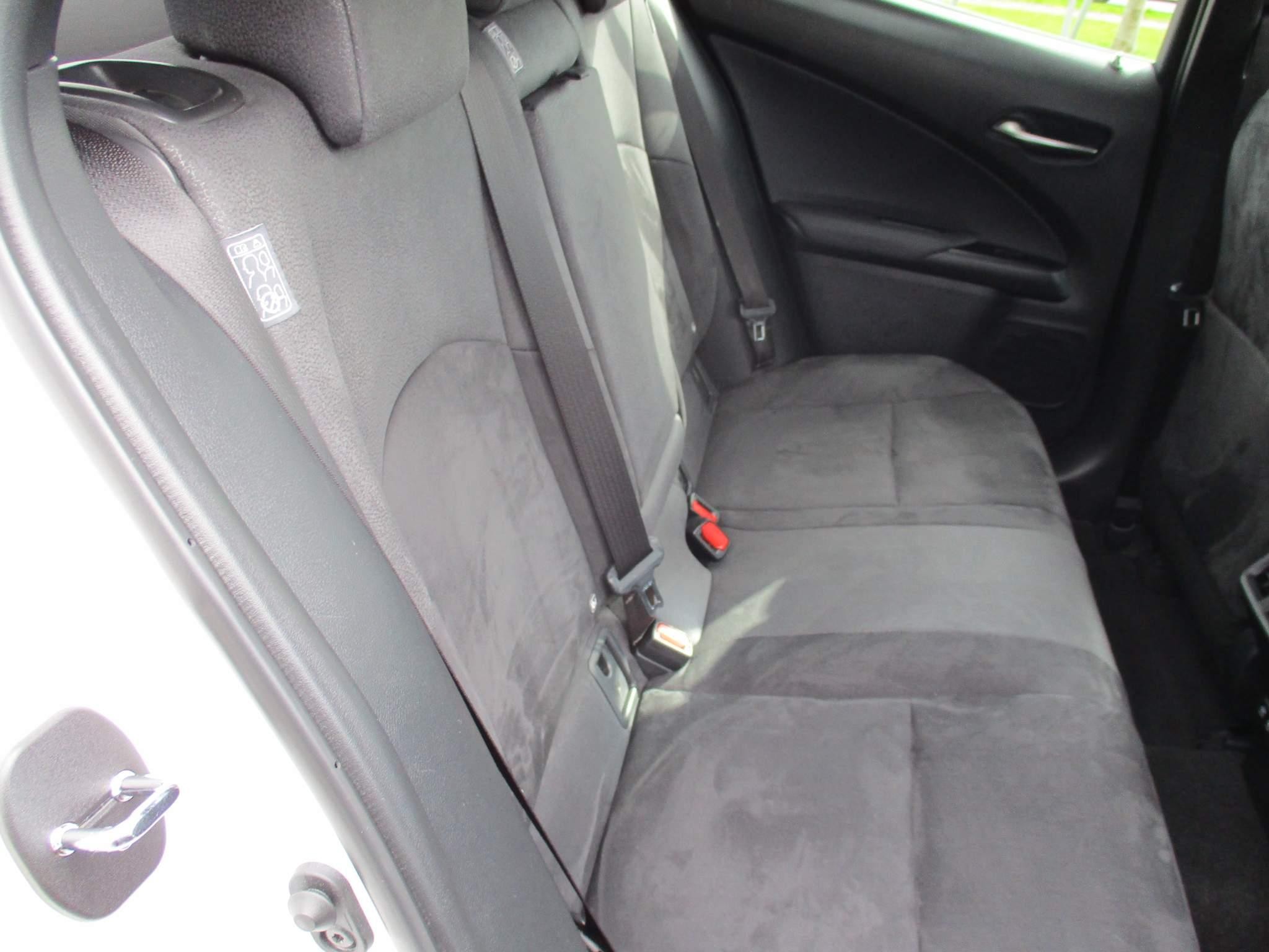 Lexus UX 250h 250h 2.0 5dr Premium Pack/Tech/Safety/Nav (YX70YRE) image 16