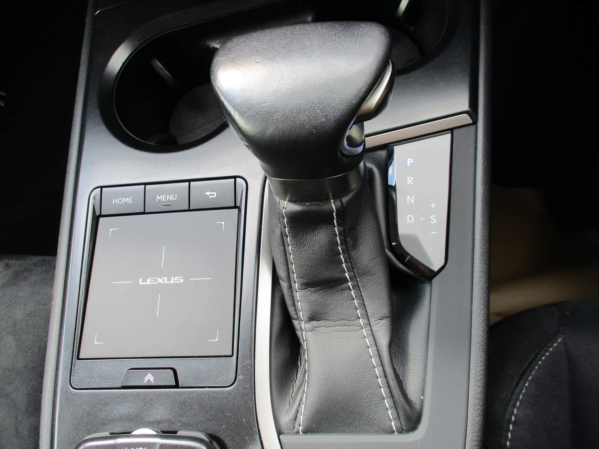 Lexus UX 250h 250h 2.0 5dr Premium Pack/Tech/Safety/Nav (YX70YRE) image 27