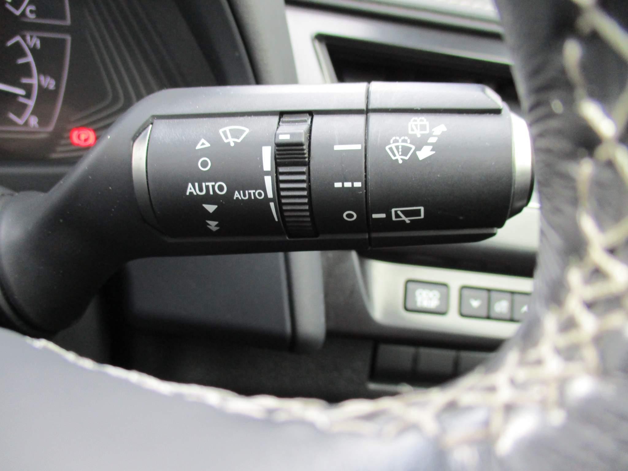 Lexus UX 250h 250h 2.0 5dr Premium Pack/Tech/Safety/Nav (YX70YRE) image 30