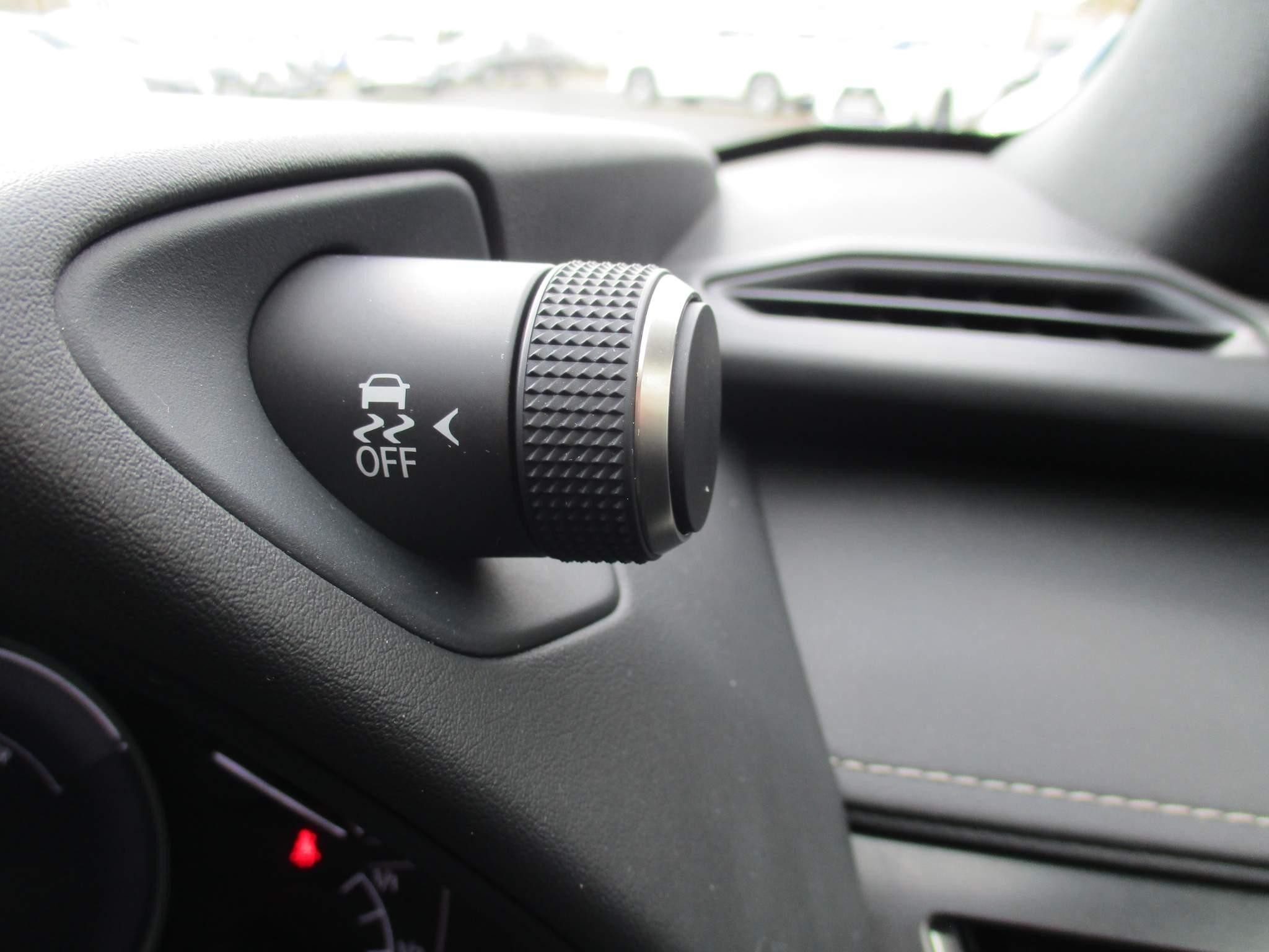 Lexus UX 250h 250h 2.0 5dr Premium Pack/Tech/Safety/Nav (YX70YRE) image 32