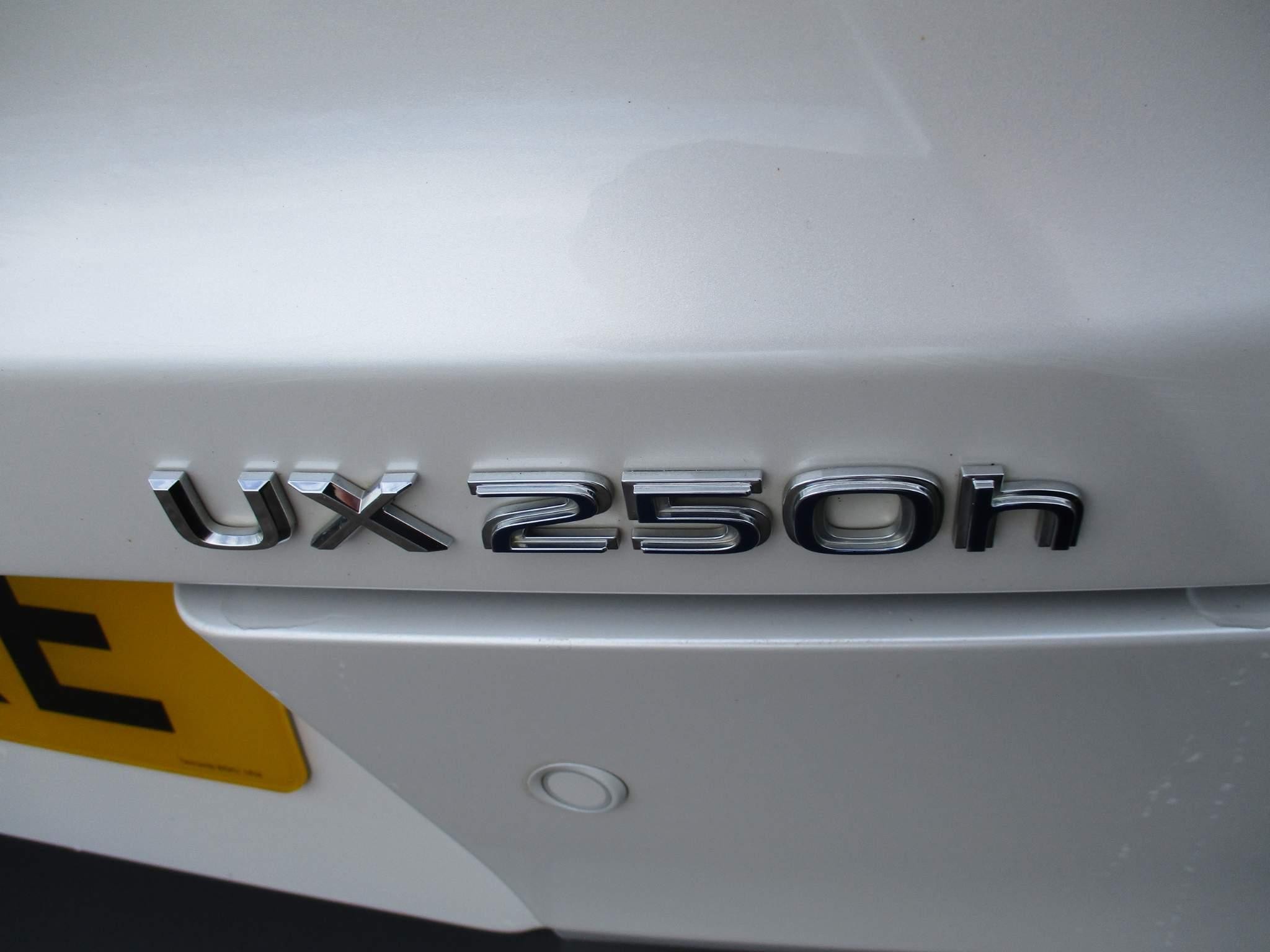 Lexus UX 250h 250h 2.0 5dr Premium Pack/Tech/Safety/Nav (YX70YRE) image 41