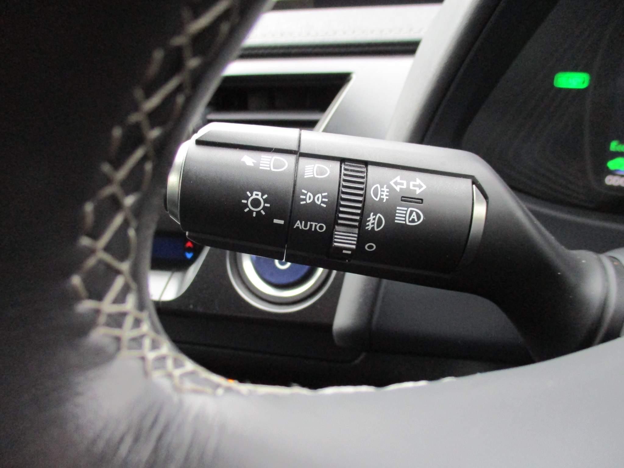 Lexus UX 2.0 300h (Premium Plus) E-CVT Euro 6 (s/s) 5dr (VN21TMV) image 29
