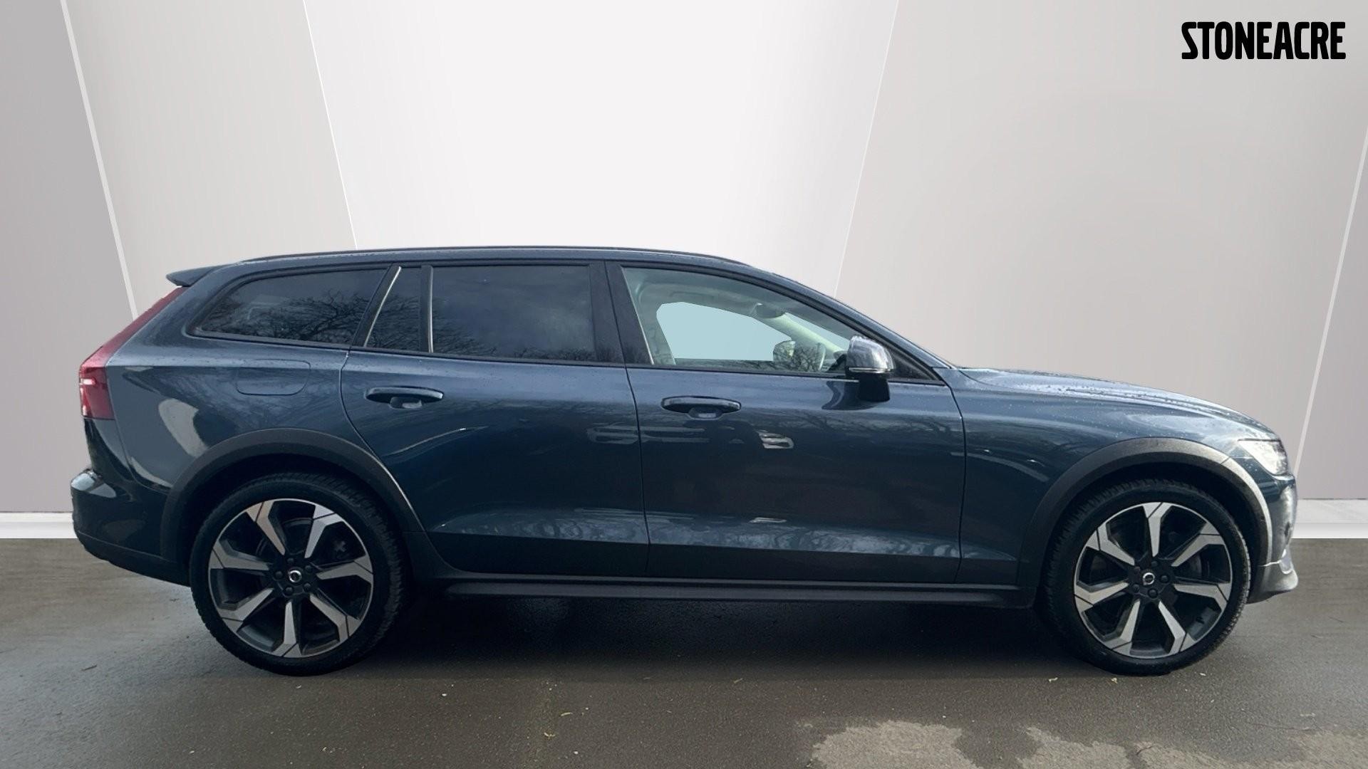 Volvo V60 Cross Country D4 AWD Plus Automatic (KW69WHE) image 2