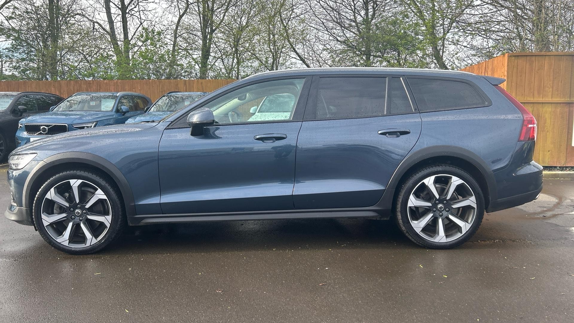 Volvo V60 Cross Country D4 AWD Plus Automatic (KW69WHE) image 7
