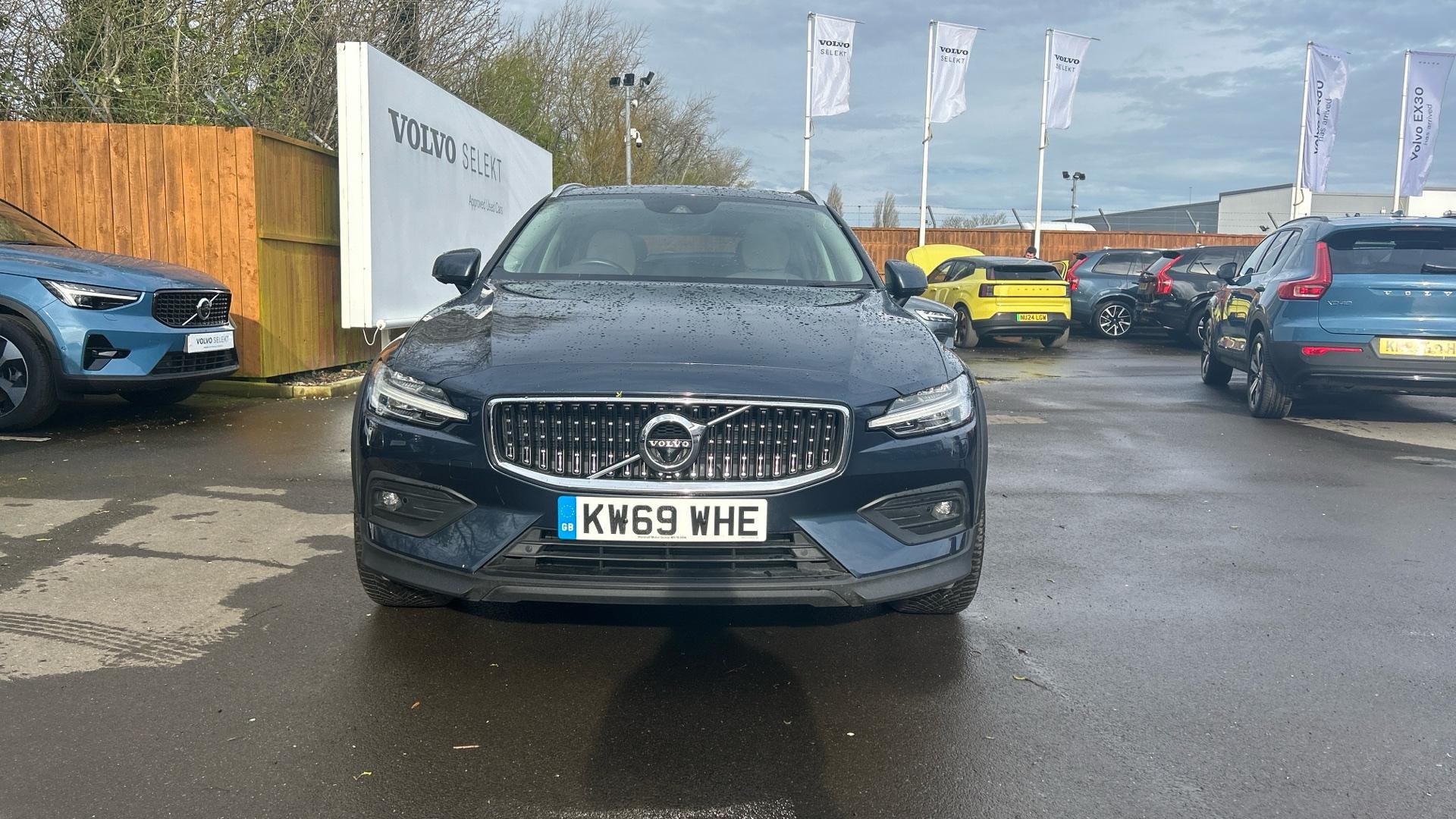 Volvo V60 Cross Country D4 AWD Plus Automatic (KW69WHE) image 11